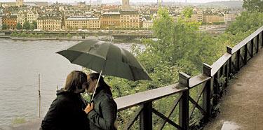regn - en extra krydda Aftonbladets sexrådgivare Linn Heeds bästa raggningstips i regnigt väder: ”Erbjud någon en plats under ditt paraply.”