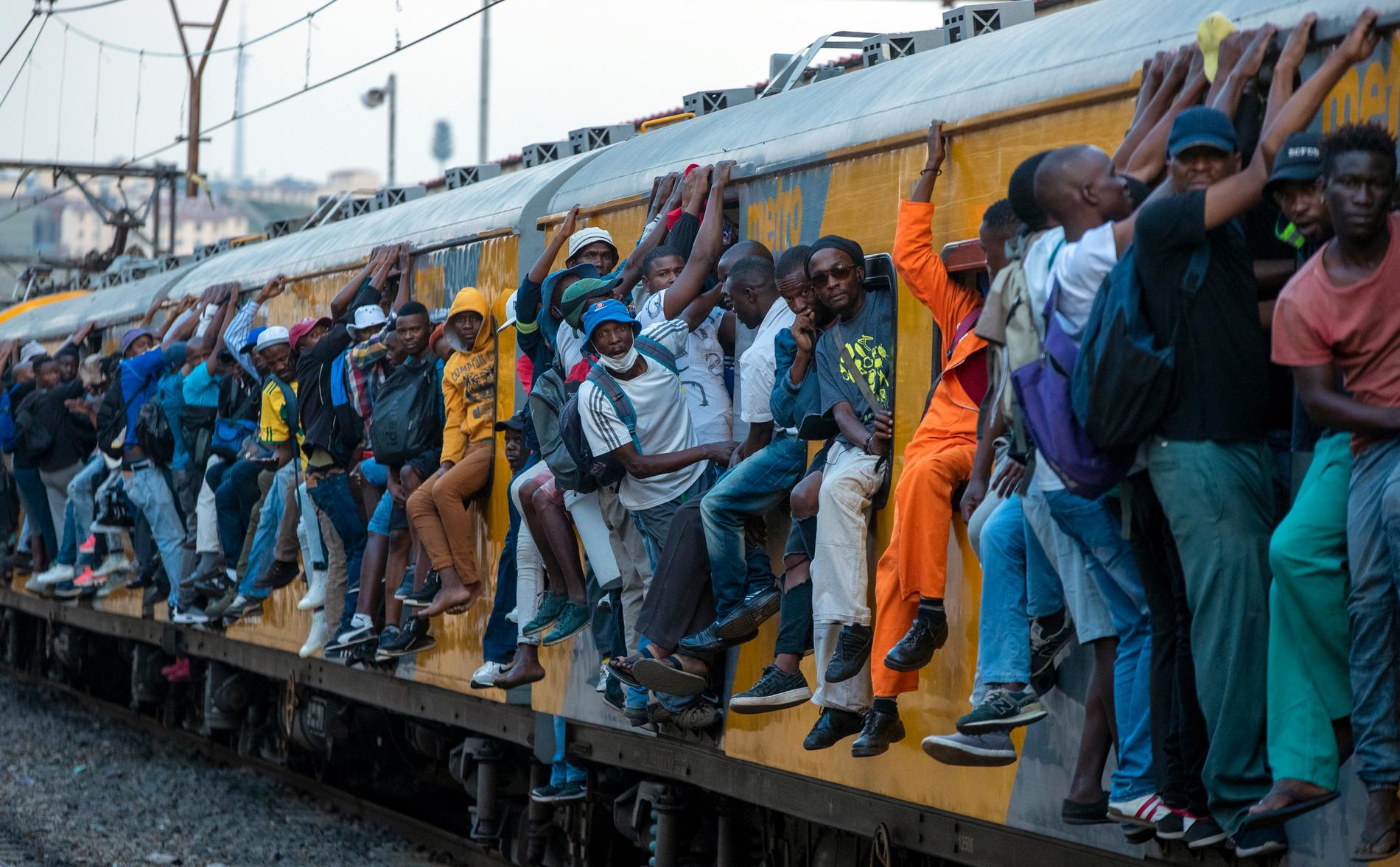 Trots viruslarm är tåget i sydafrikanska Soweto är som vanligt överfullt. I ekonomiskt utsatta områden har människor inte råd att sluta arbeta även om det kan minska smittspridningen, varnar hjälporganisationer.