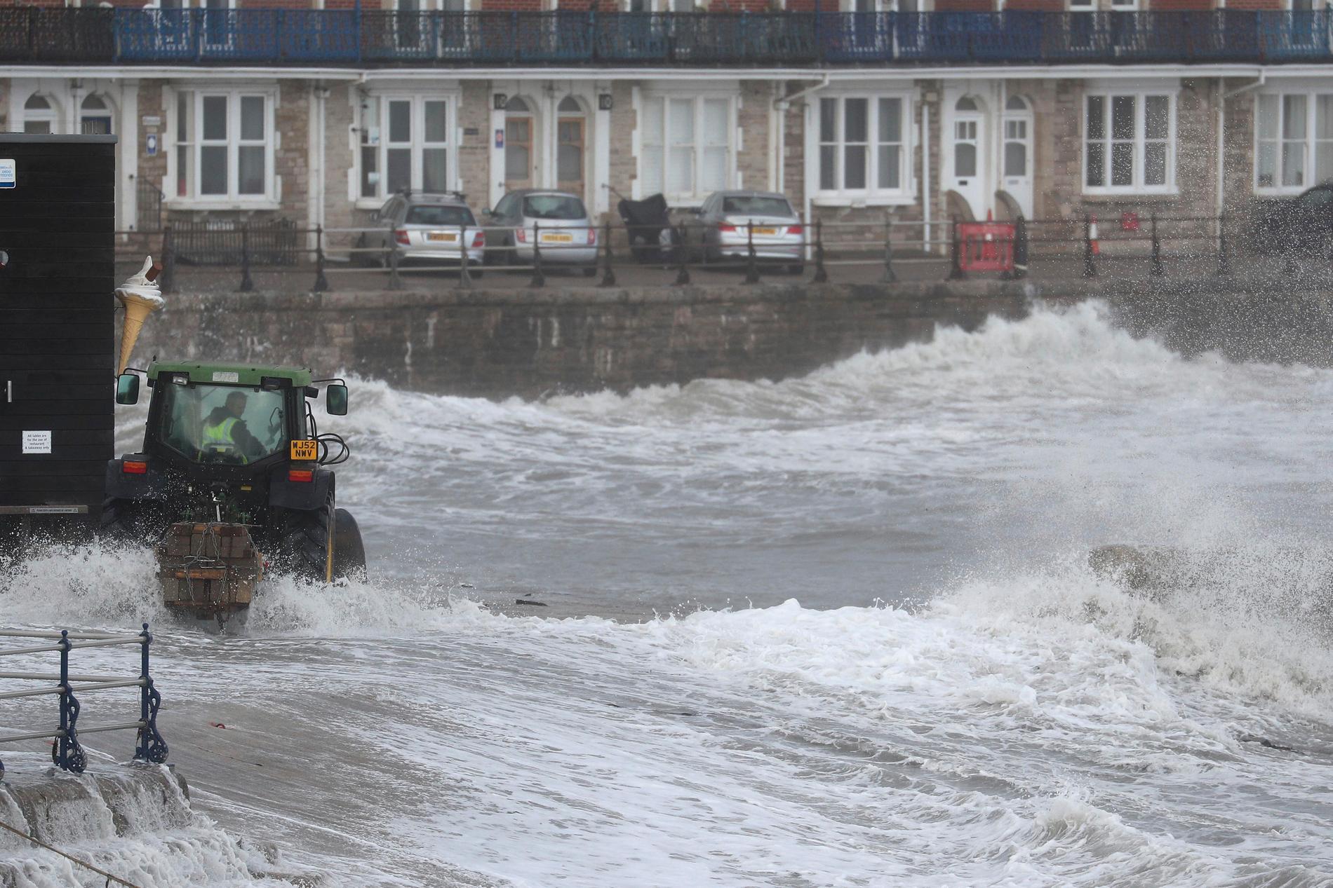 Stormen Alex har ställt till med stora problem i södra Europa – nu kommer den till Sverige. Bilden från Dorset, Storbritannien.