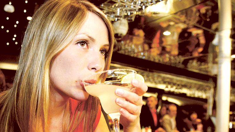 Drottning i baren Resas reporter Charlotte Holmen kollar glamfaktorn på drinkarna.