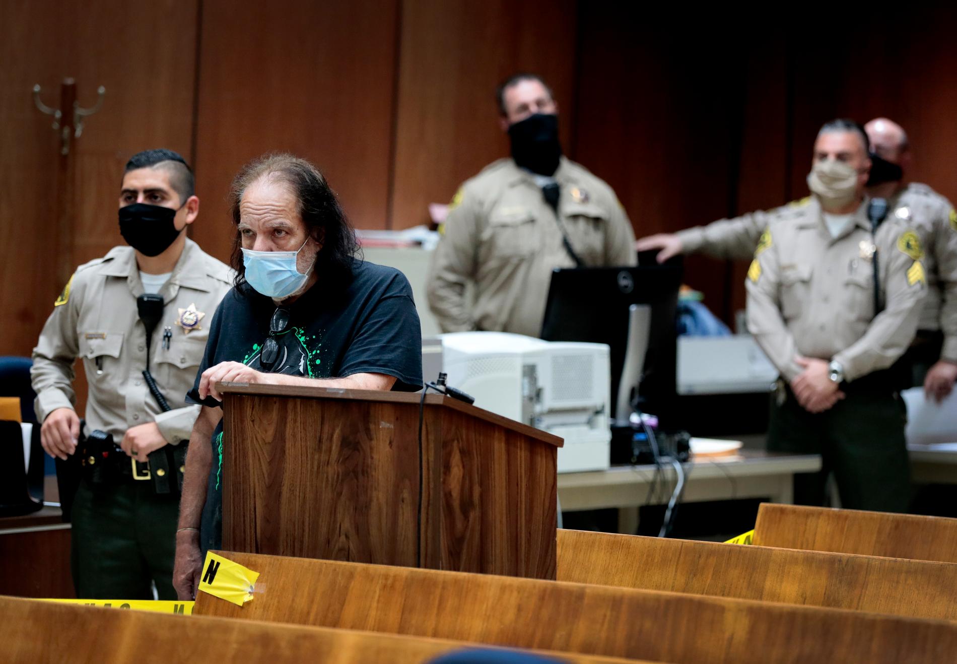 Ron Jeremy på plats i rättssalen i Los Angeles.