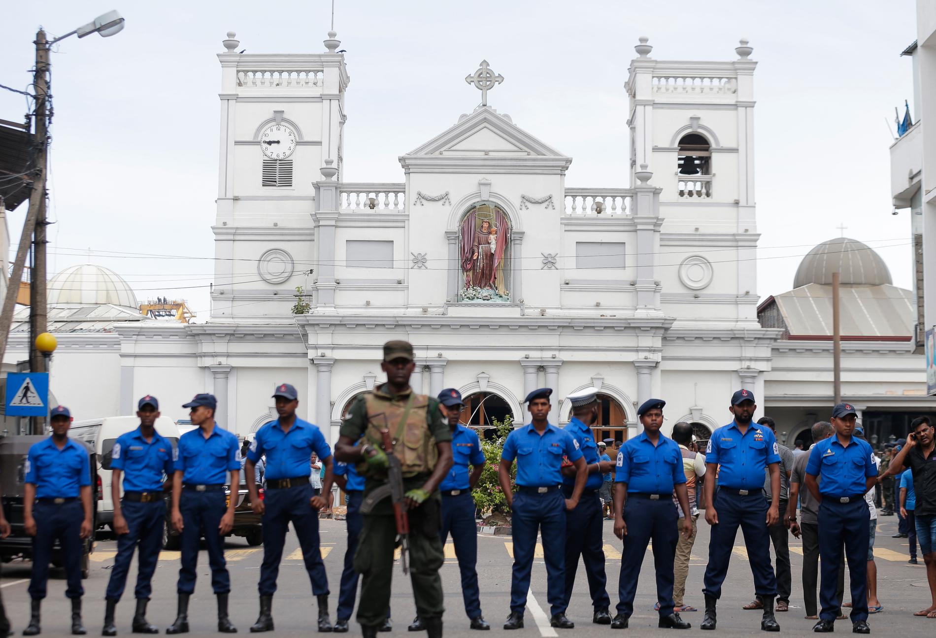 Soldater spärrar av vid kyrkan St Anthony i Colombo.