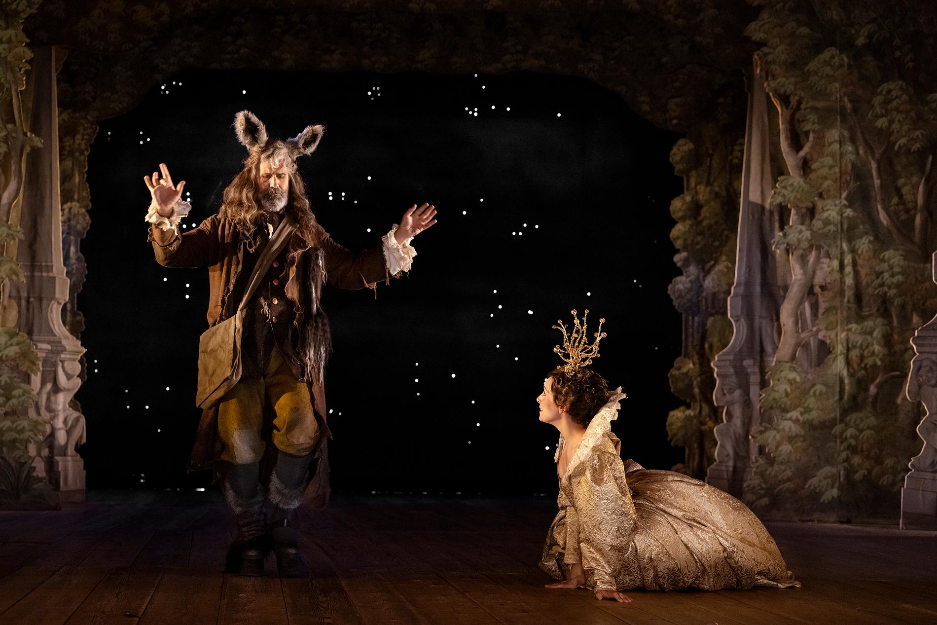 En förvandlad Bottom (Jeremy Carpenter) och en förvånad Titania (Anna Dennis) i Henry Purcells ”The Fairy Queen” på Drottningholmsteatern.