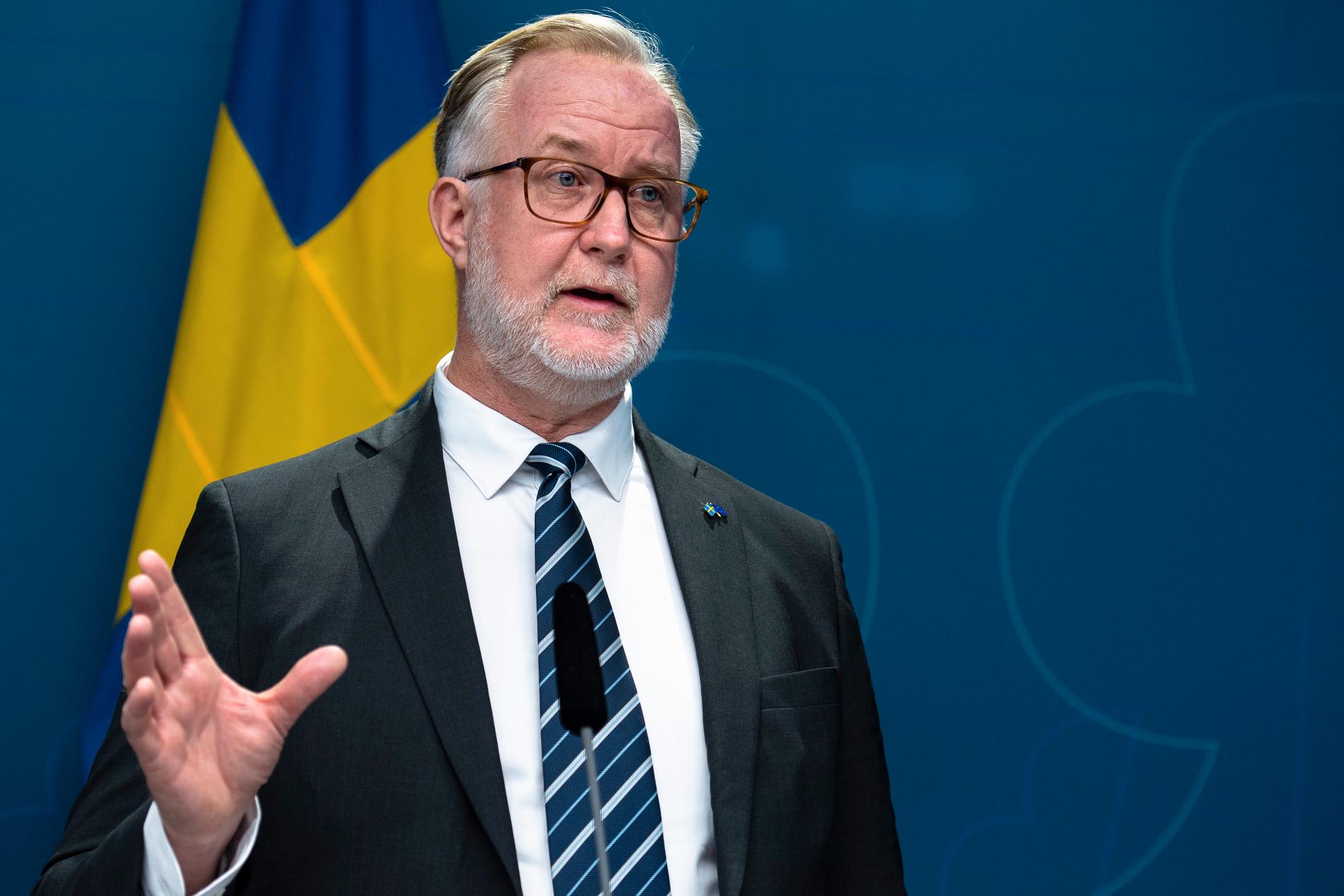 Integrationsminister Johan Pehrson säger att alla ukrainska flyktingar ska lära sig svenska. Men han vill inte betala för utbildningen. 