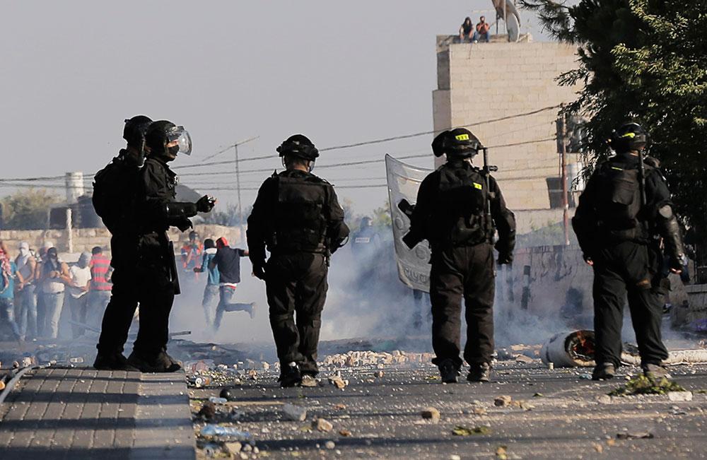 Israelisk polis i kravallerna.