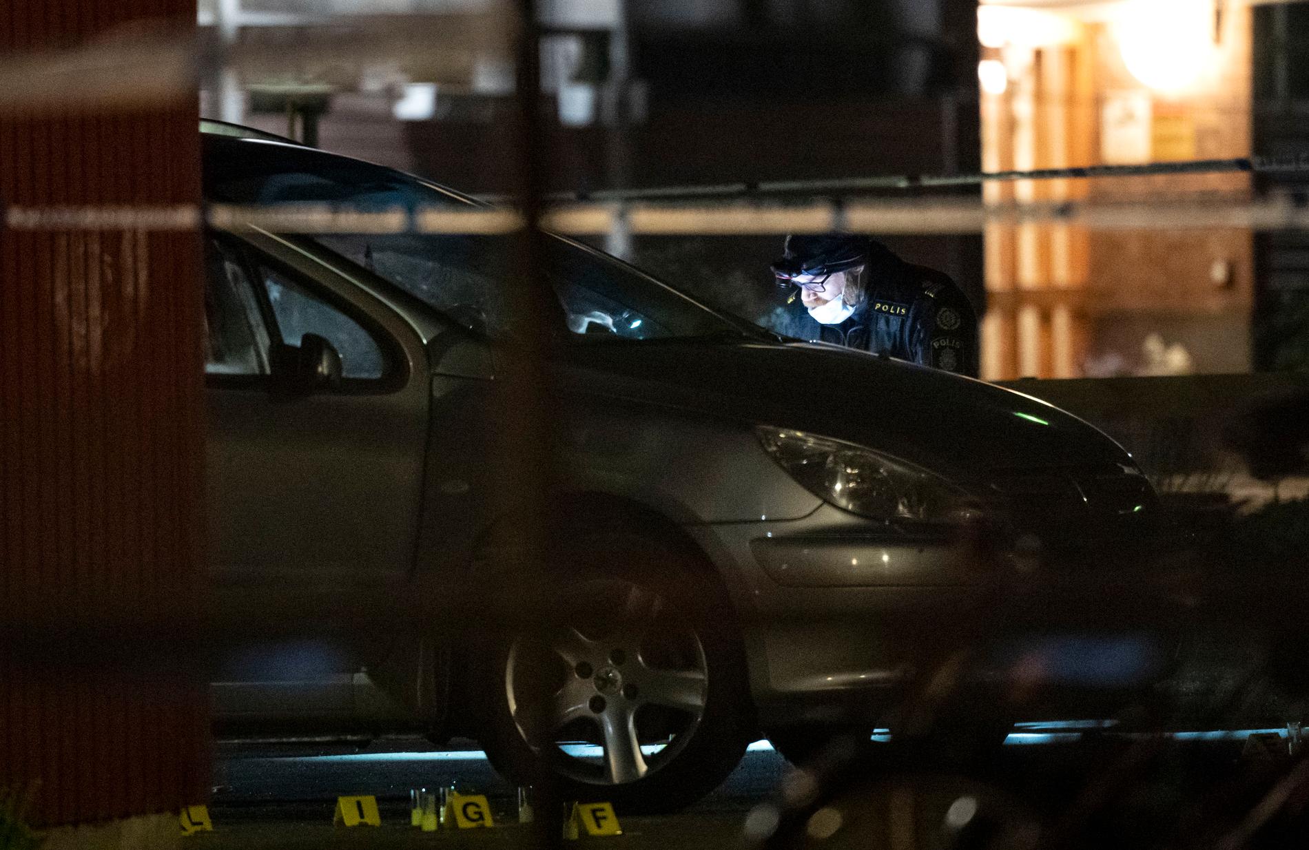 Polisens kriminaltekniker undersöker en bil på Tränsgatan i Helsingborg tidigt på söndagsmorgonen efter att två män förts till sjukhus med mycket allvarliga skador efter en skottlossning.