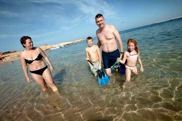 Familjen Hammar firar pappas 40-årsdag med att snorkla i Sharm el-Naga utanför Hurghada.