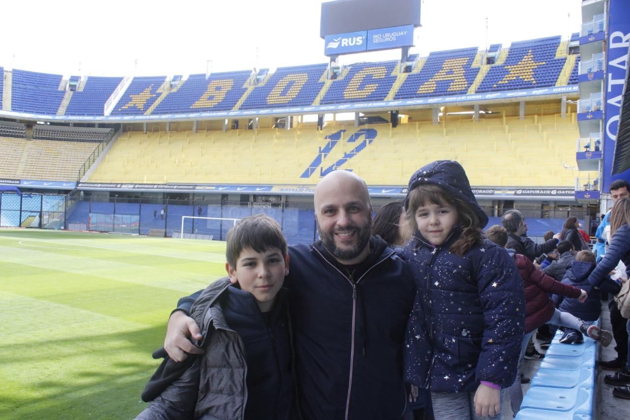 Nicolas Zottola med sina barn på Bocas Juniors arena La Bombonera. 