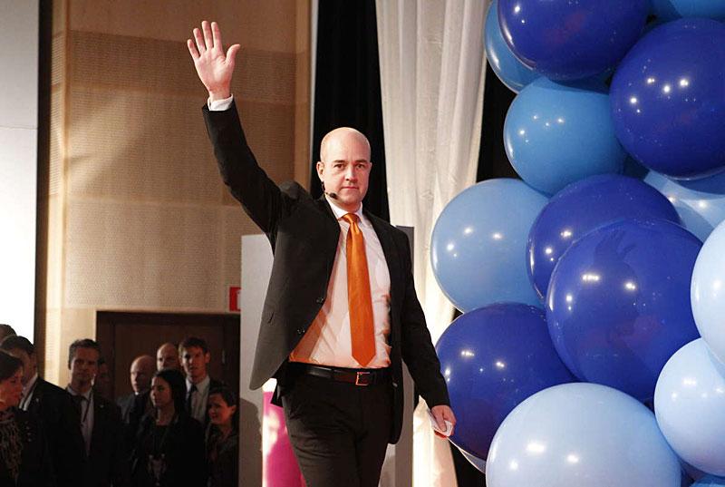 VINNARE – MEN I MINORITET  När statsminister Fredrik Reinfeldt strax efter midnatt talade var han en vinnare. Men regeringen är i minoritet. Nu sträcker han ut en hand mot Wetterstrand och Eriksson. – Vi kommer nu att inleda samtal med Miljöpartiet, sa han.