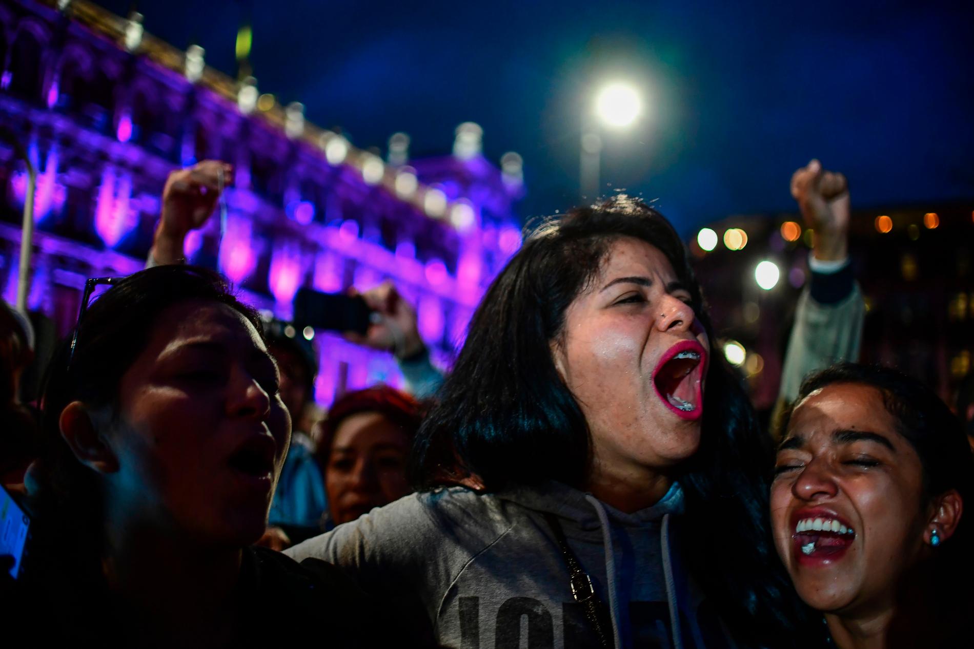 Lopez Obradors väljare firar på Zocalo-torget i Mexiko City efter ha fått det preliminära resultatet av valet den 1 juli 2018. 