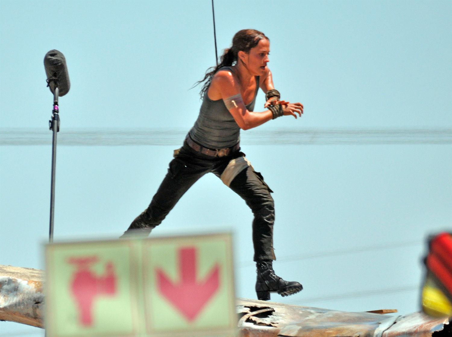 Alicia Vikander som Lara Croft under inspelningen av ”Tomb raider”.