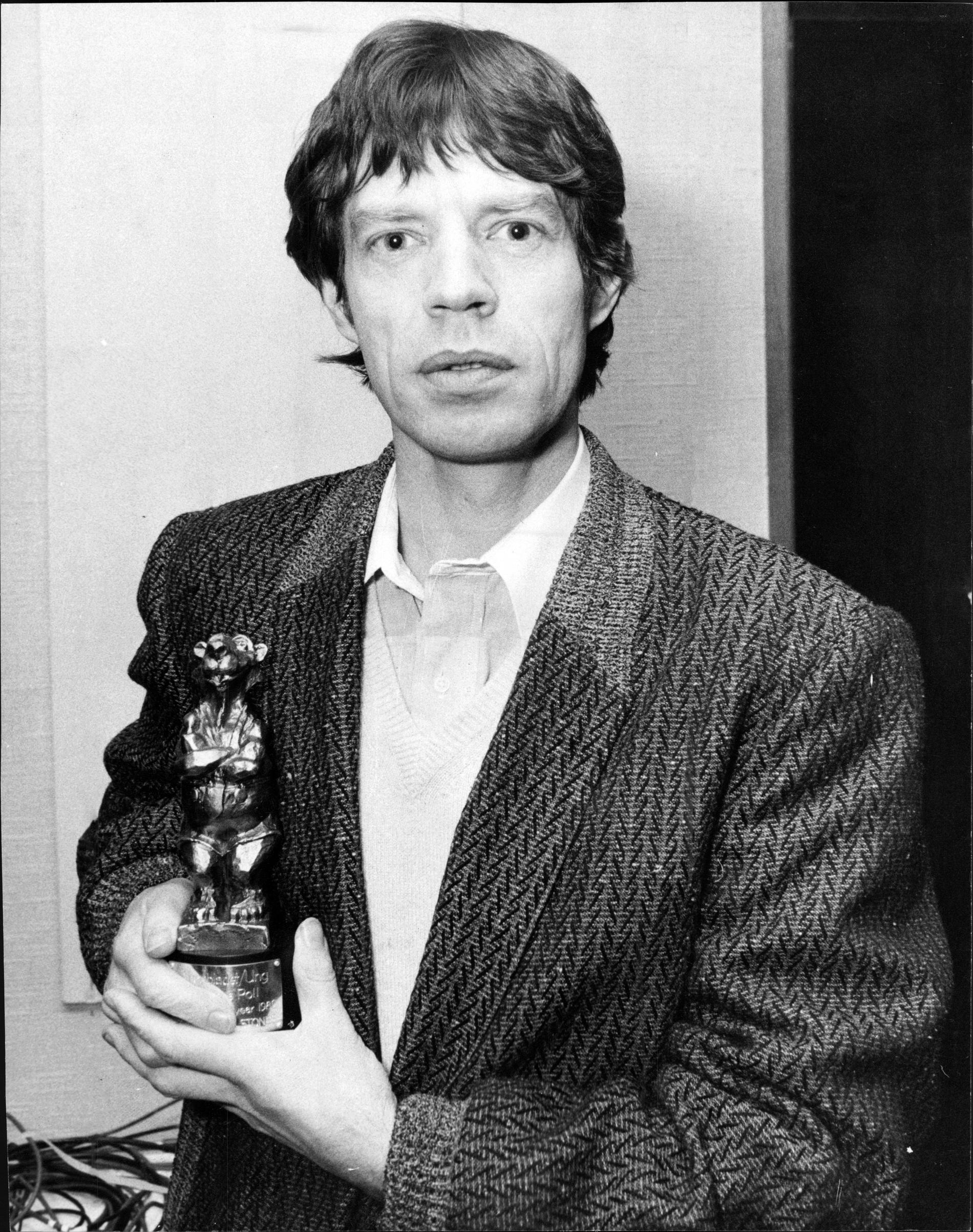 1982 blev The Rolling Stones årets utländska grupp. Bandets sångare Mick Jagger fick äran att ta emot och hålla i Rockbjörnen. Jagger ser för en gångs skull förvånad ut. Och förvirrad. 