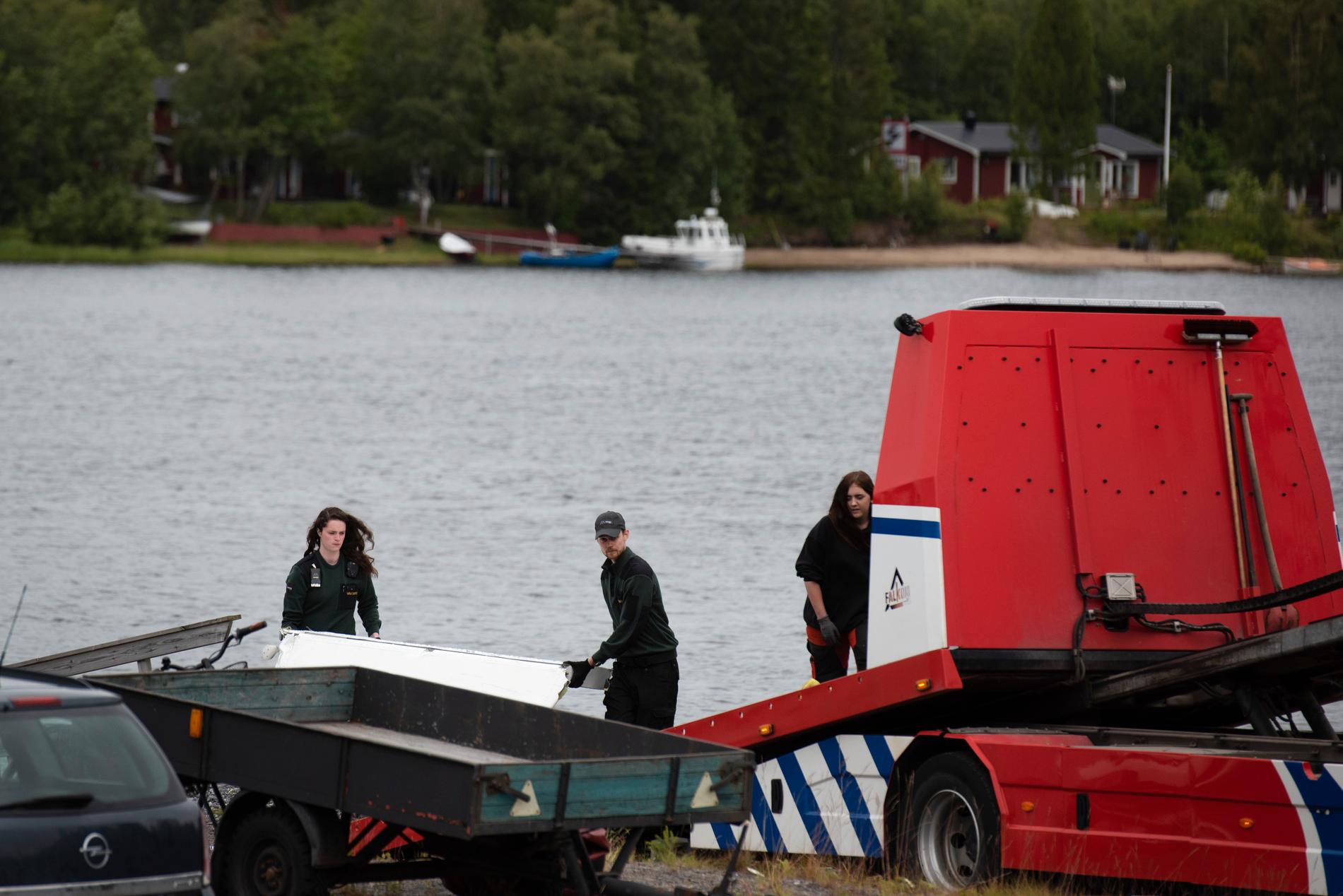 Flygplansdelar lyfts upp på en bärgningsbil dagen efter flygolyckan i Umeå där nio personer omkom.