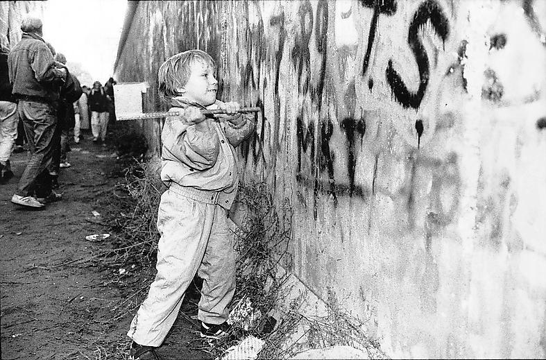 MUREN REVS  Berlinmuren föll den 9 november 1989 - det blev startskottet för återföreningen.