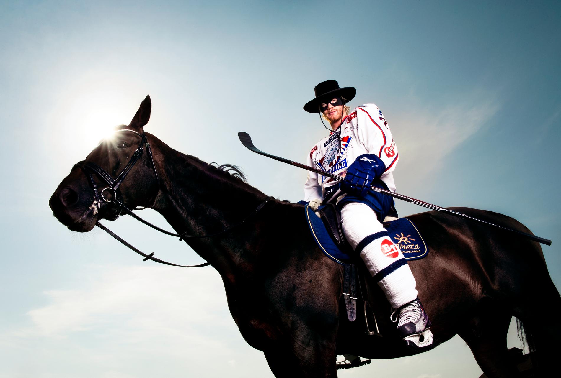 Robin Figren rider på en häst inför Sportbladets hockeybibel, år 2011.