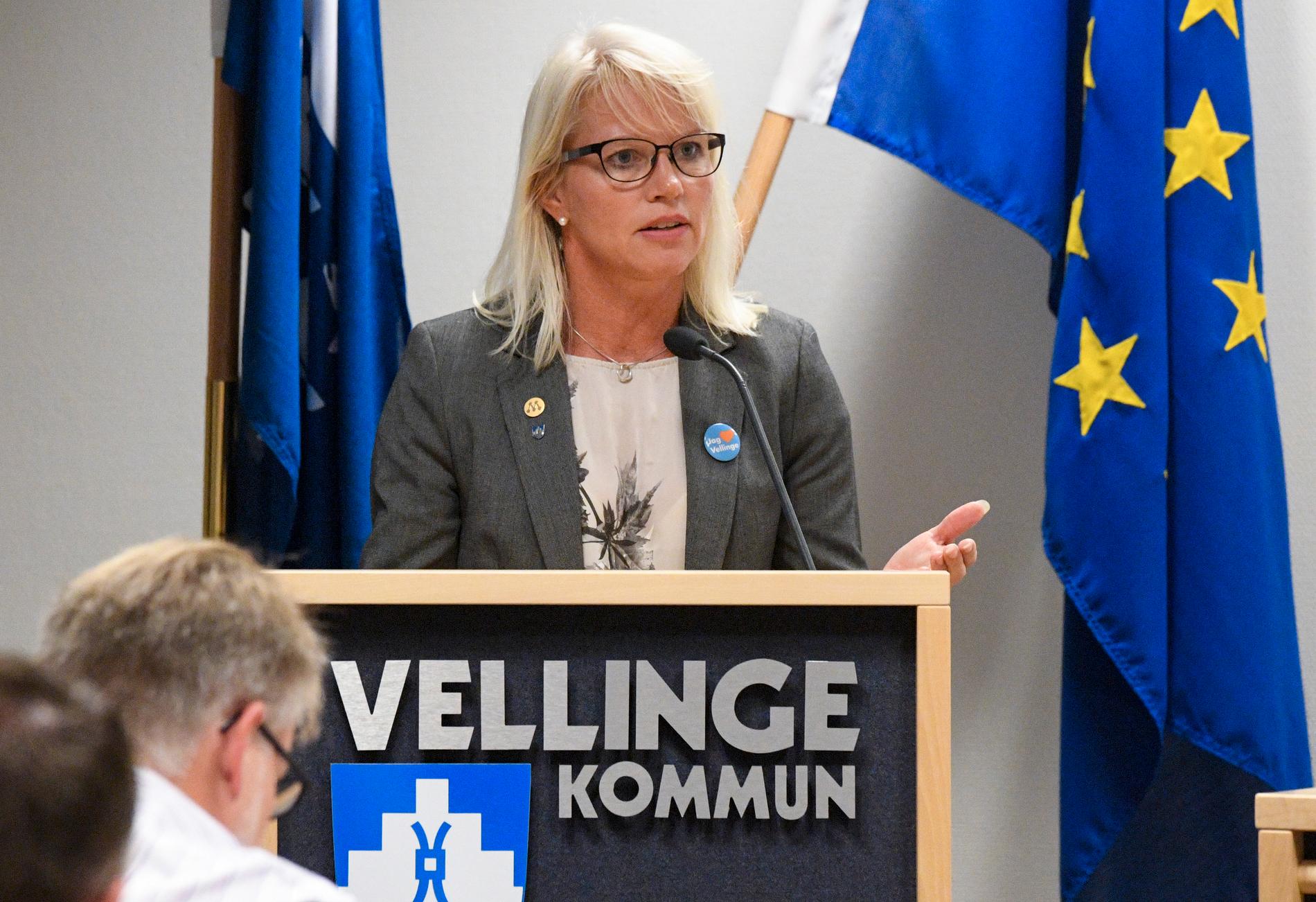 Kommunalrådet Carina Wutzler (M) under en tidigare debatt om införandet av ett lokalt tiggeriförbud i Vellinge. Arkivbild.