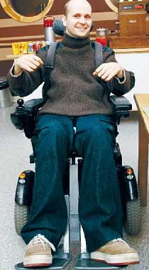 förlamad Mika Juurikivi, 35, sitter i rullstol sedan den svåra motocrossolyckan när han var 17 år. Han är förlamad från nyckelbenet och neråt.