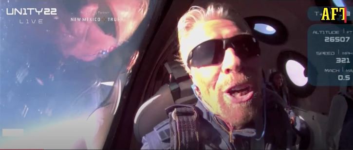 Richard Branson på väg ner mot jorden efter den lyckade rymdfärden.
