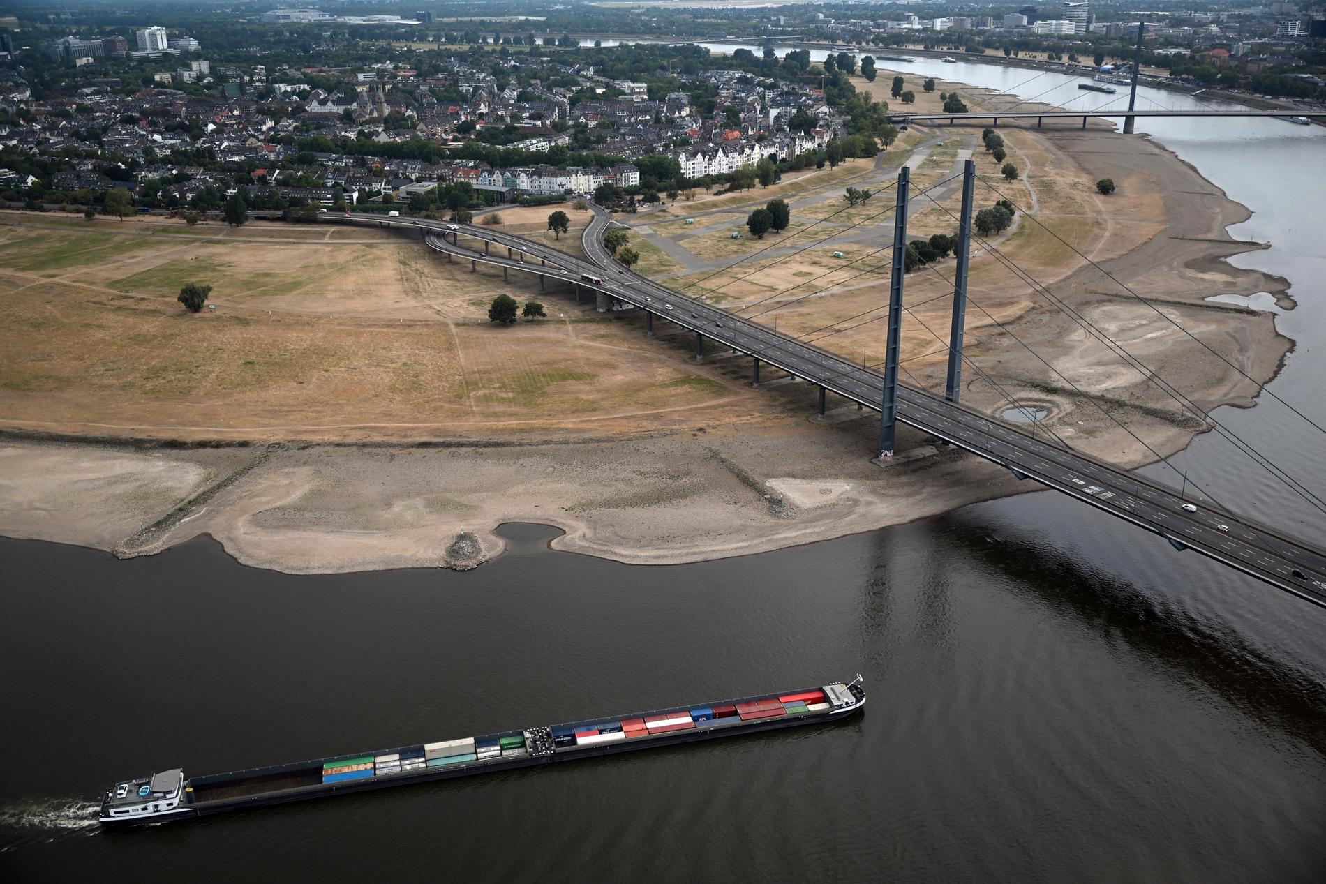 Ett fraktfartyg på Rhen genom Düsseldorf tidigare i veckan. De låga vattennivåerna i floden hotar nu den tyska industriproduktionen.