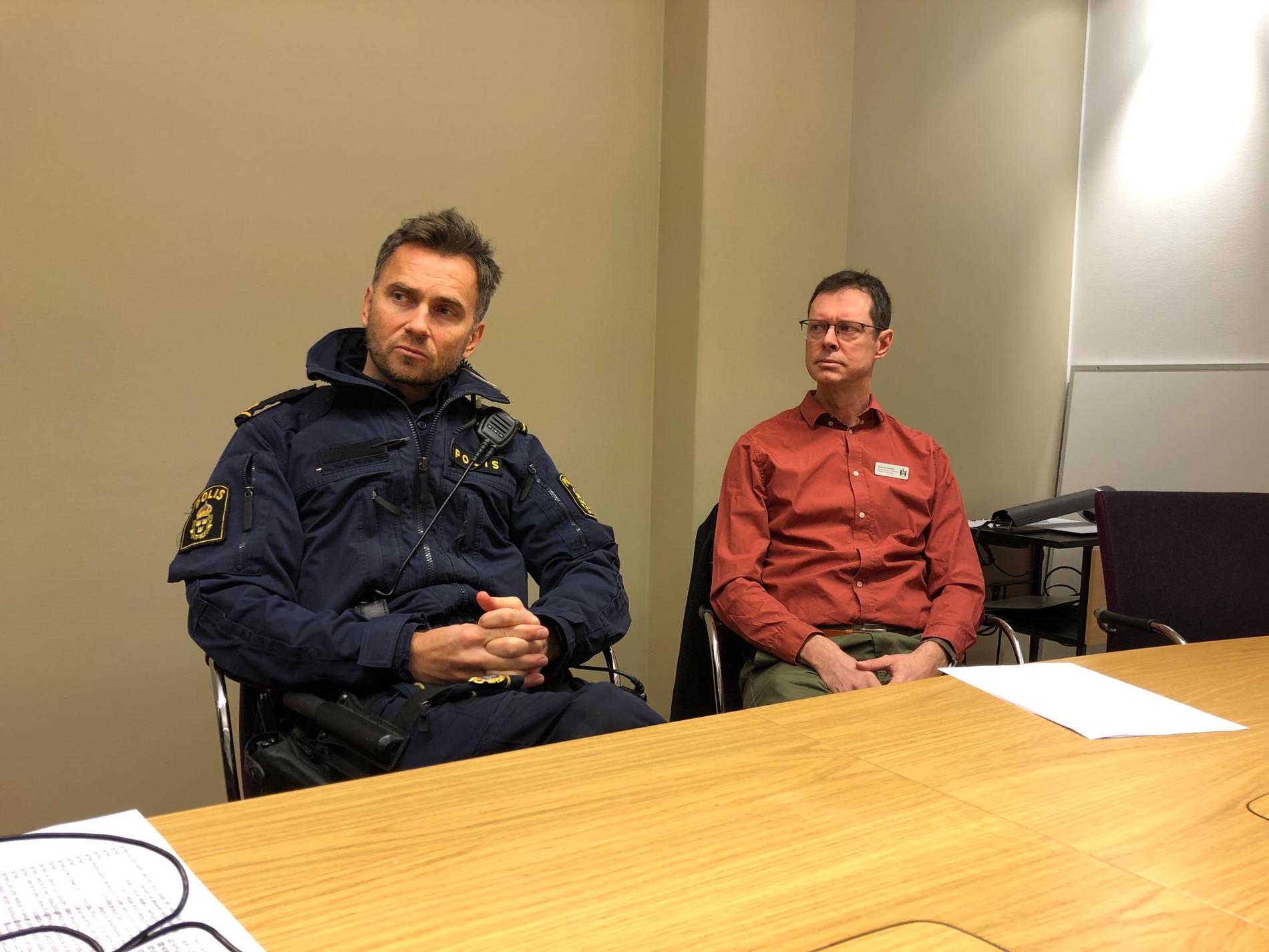 Paul Nilsson, polisen, och Jonas Törnebladh, Malmö stad, arbetar med Drogfri skola.