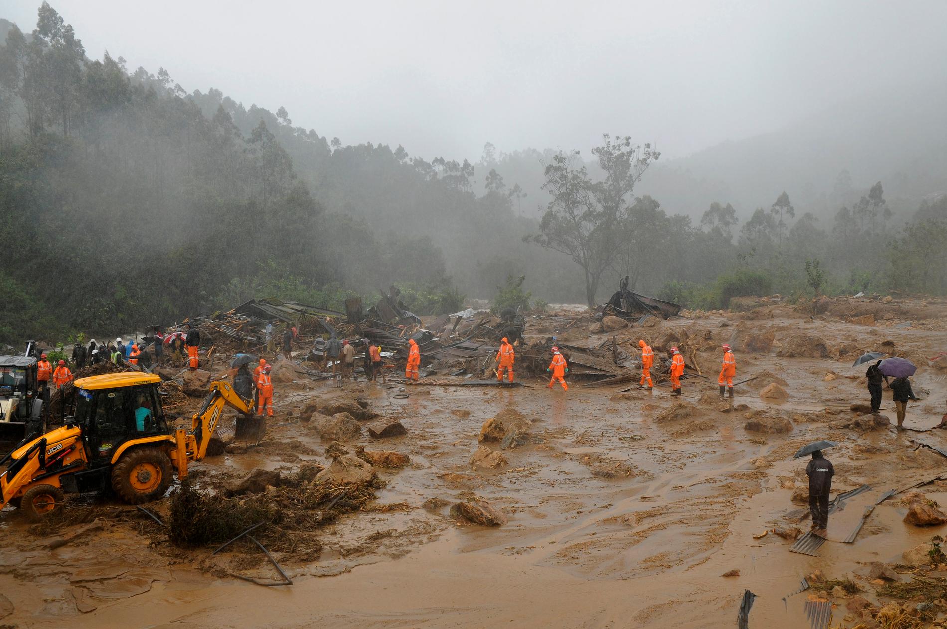 Räddningsarbetare söker överlevande efter jordskredet i indiska Idukki.