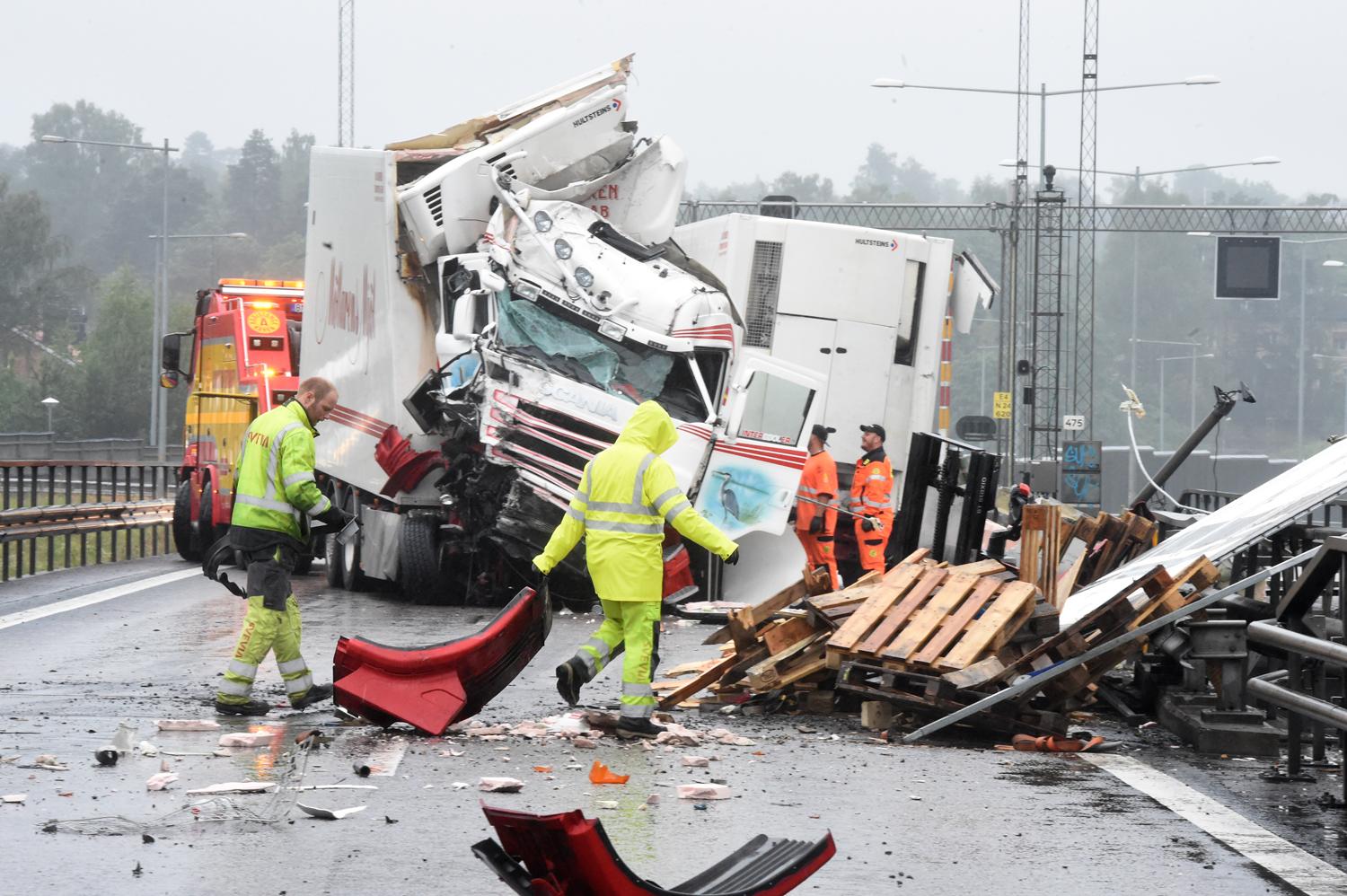 Trafikproblemen inleddes när en lastbil välte på E4:an i Södertälje.