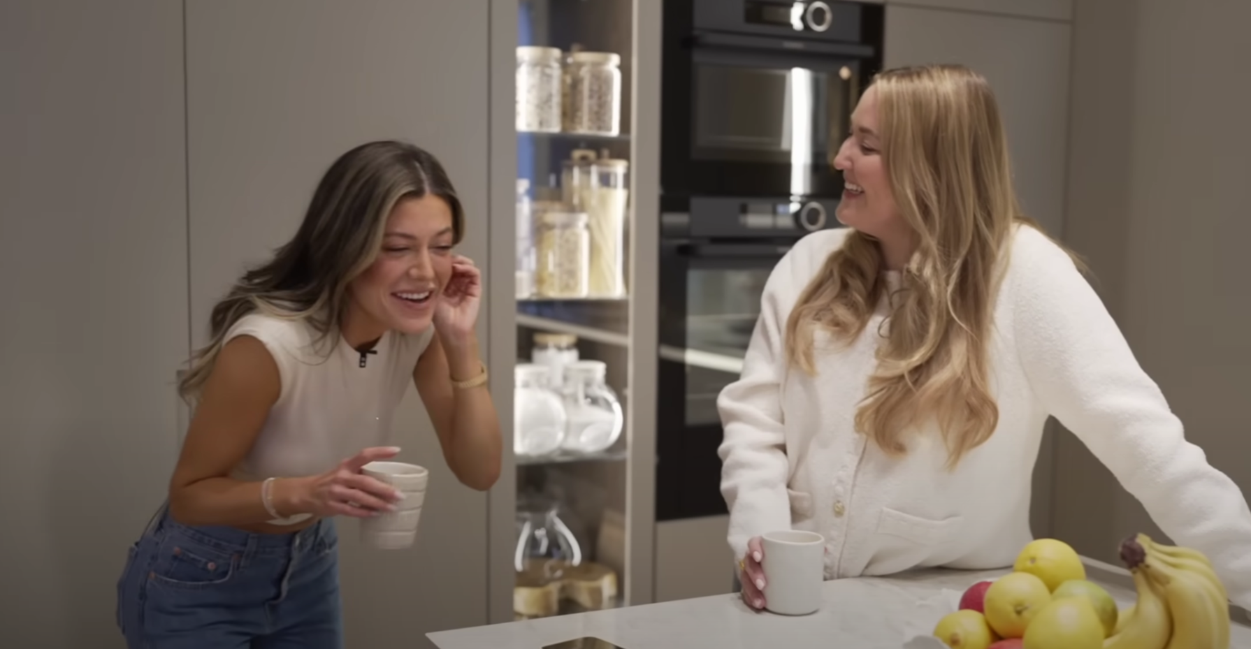 Bianca Ingrosso i Emelie Johanssons Youtubeserie ”I mitt badrumskåp”.