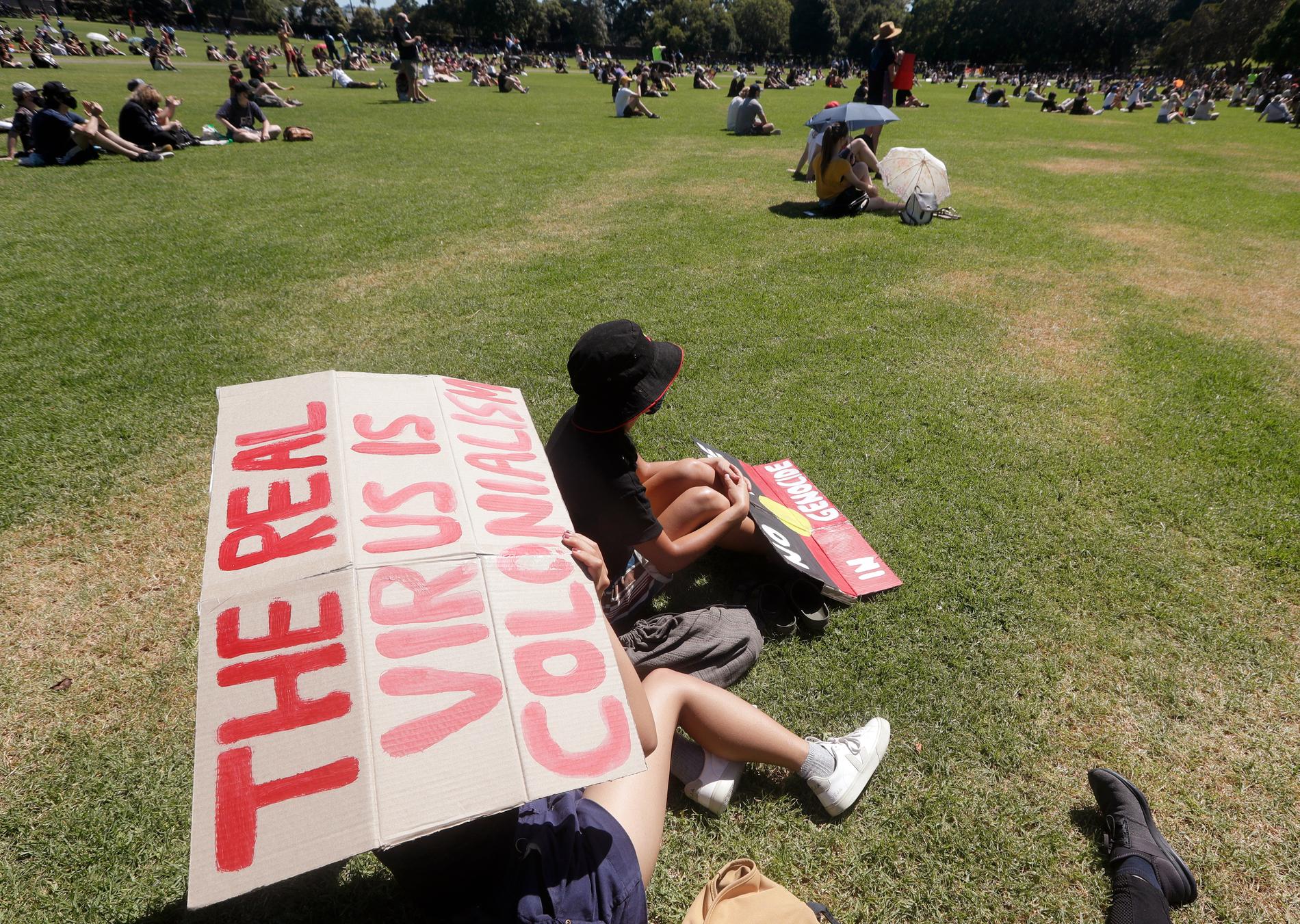 "Kolonialismen är det riktiga viruset" står det på skylten under en protest som hölls i Australien i januari i år. Arkivbild.