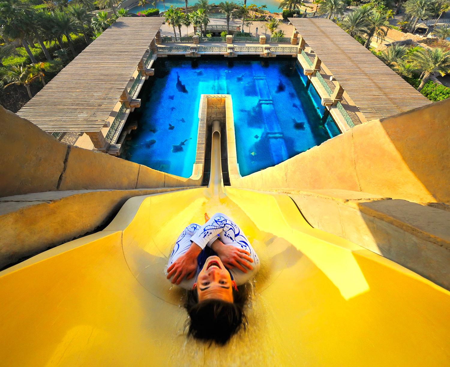 1. ATLANTIS THE PALM, DUBAI, FÖRENADE ARABEMIRATEN Det femstjärniga hotellet Atlantis The Palm ligger på den konstgjorda ön Palm Jumeirah i Dubai. Här kan du sova i undervattenssviter, äta på över 20 restauranger och bada i äventyrsbadet Aquaventure. Parkens mest kända attraktion är det pyramidformade Tower of Neptune, där man faller 30 meter och sedan färdas i genom en glastunnel omgiven av hajar. Hotellrum från cirka 2780 kr/natt.