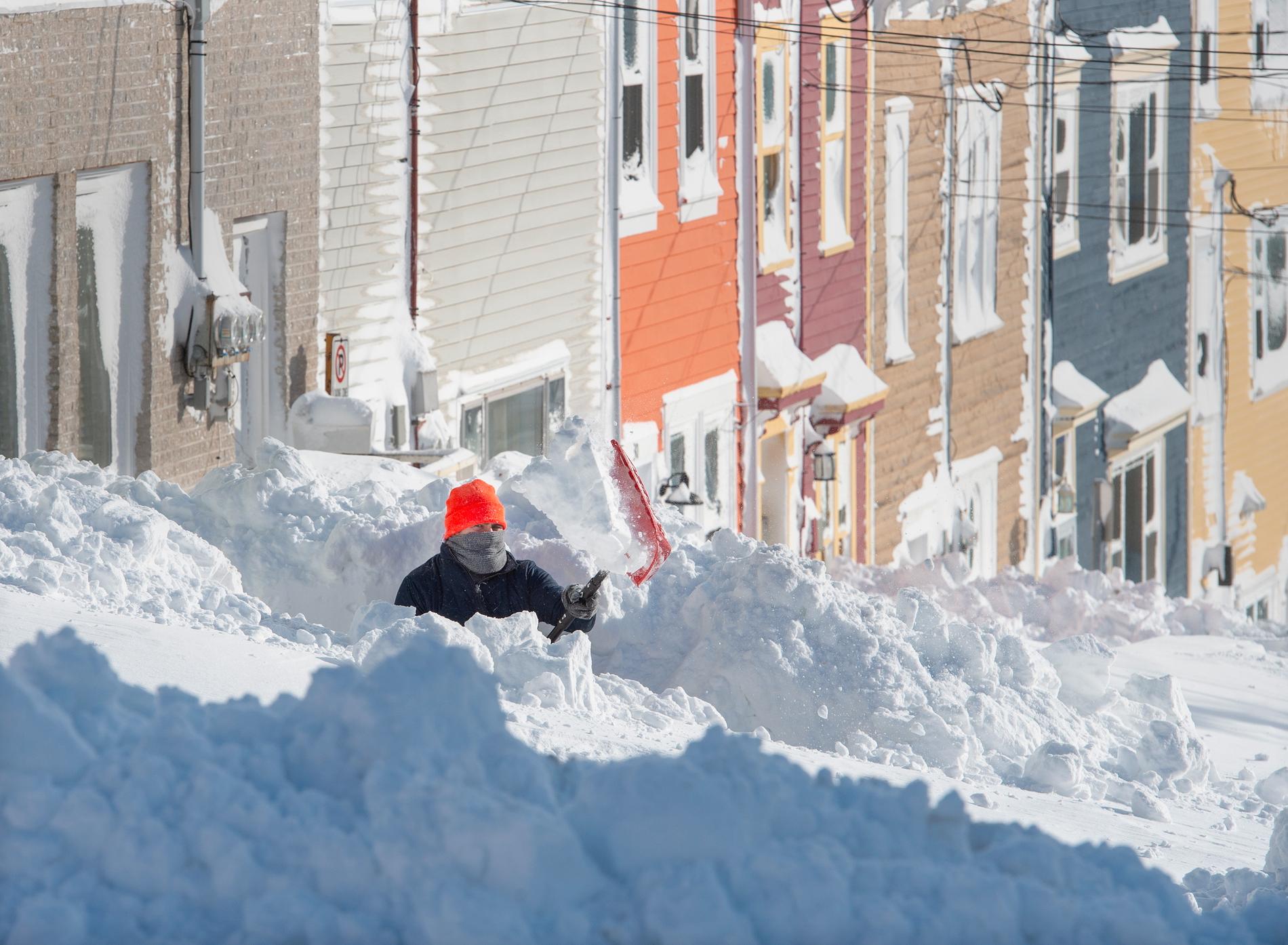 En invånare i S:t John's i den kanadensiska provinsen Newfoundland och Labrador skottar efter snöstormen.