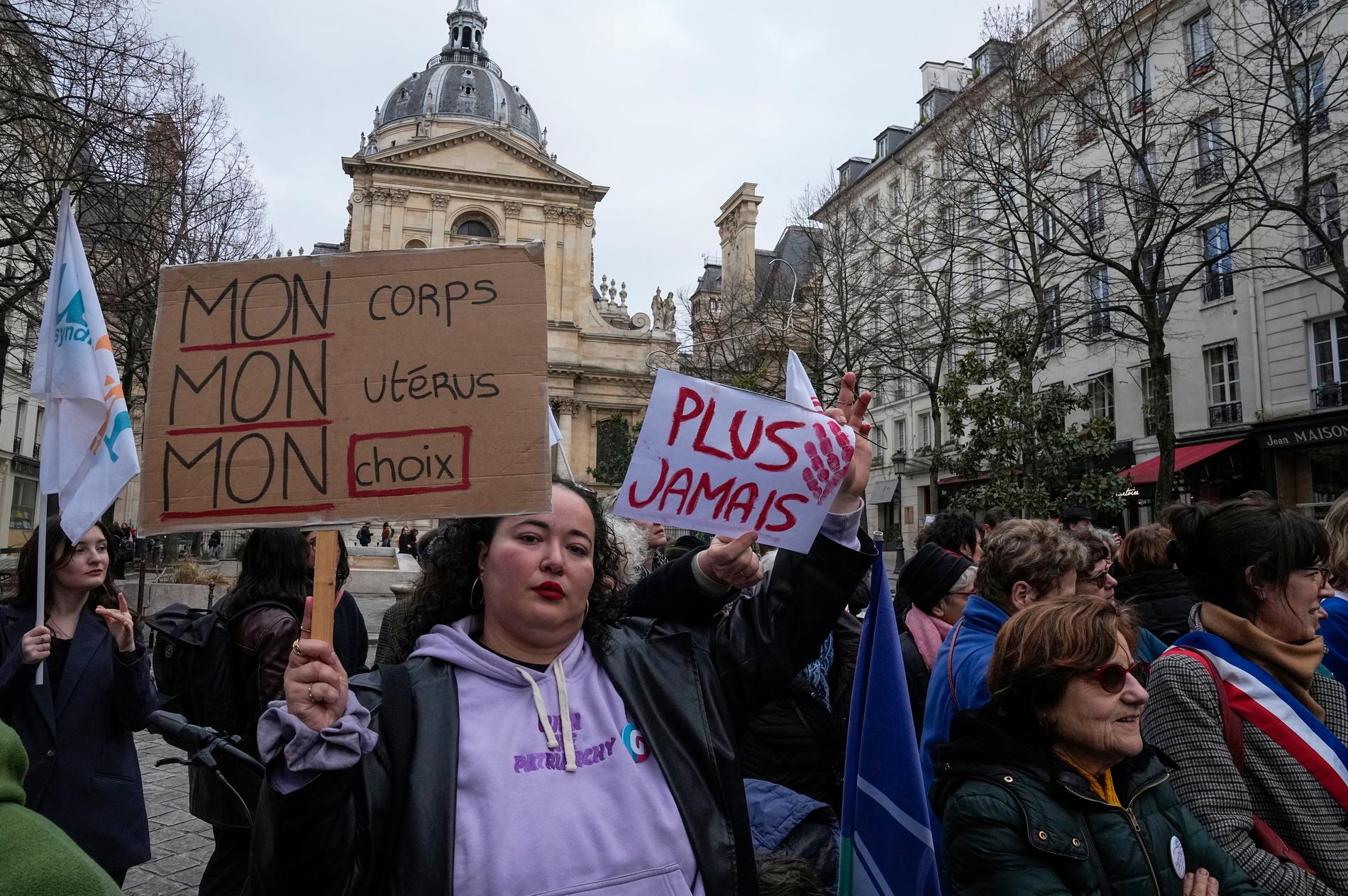 Demonstration för att grundlagsskydda aborten i Frankrike. En person håller upp skylten med orden: Min kropp, mitt val.