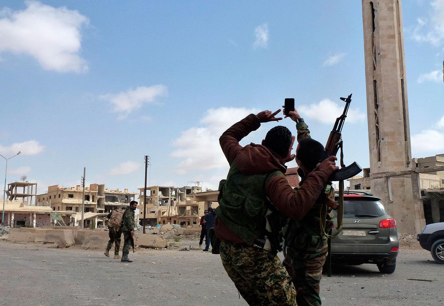 Soldater lojala till den syriska regimen tar en selfie efter att de återtagit Palmyra.