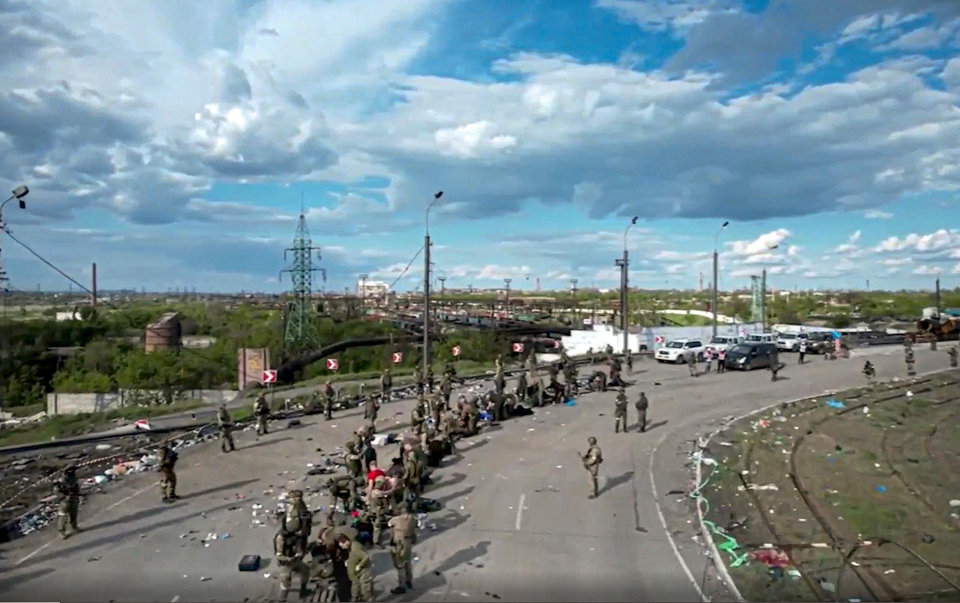 Den här bilden, som sägs visa ukrainska soldater som har tagits till fånga, distribuerades av Rysslands försvarsdepartement i maj efter att de ryska styrkorna hade tagit full kontroll över Mariupol. Arkivbild.