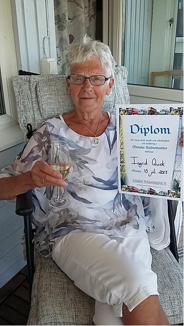 Ingrid, 81, fick diplom för sin klättring. 