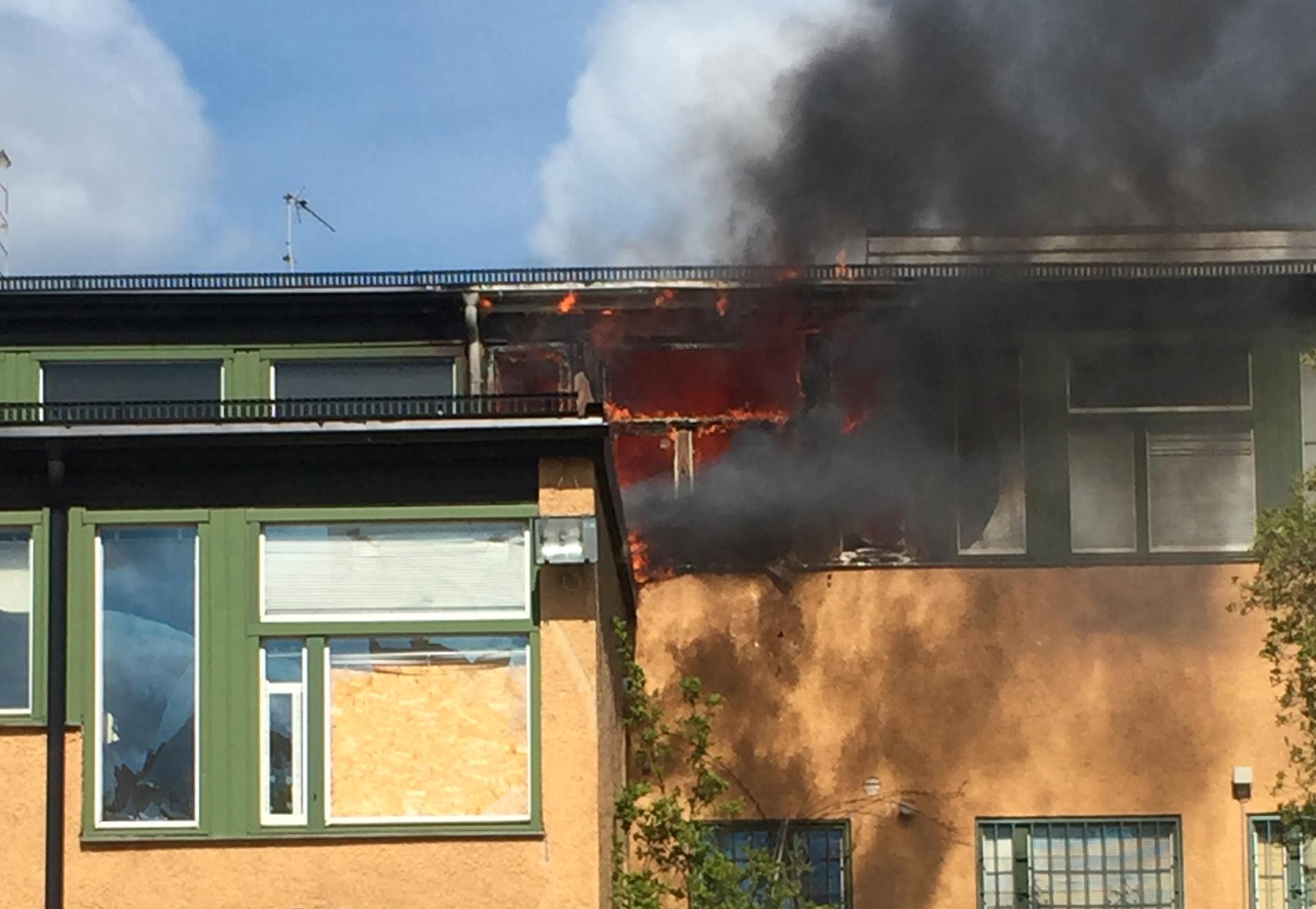 Larmet om branden i Bergholmsskolan i Bagarmossen kom 13.36 på söndagen.