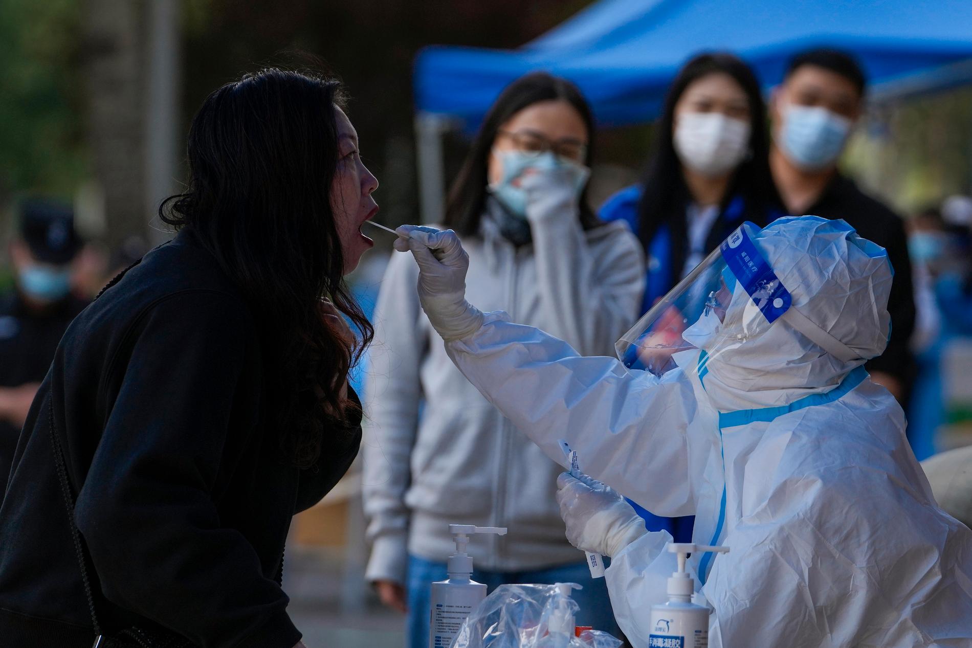Invånare i Peking testas för coronaviruset under onsdagen.