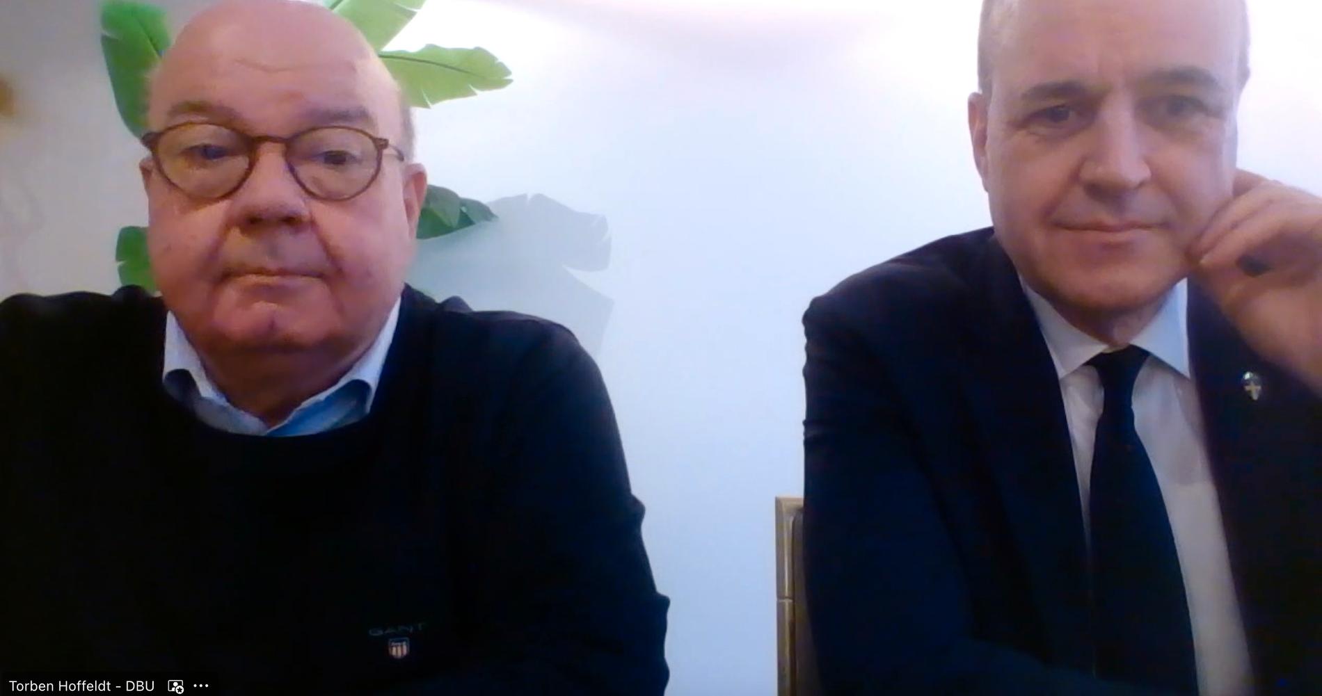 Jesper Möller och Fredrik Reinfeldt på en digital presskonferens.