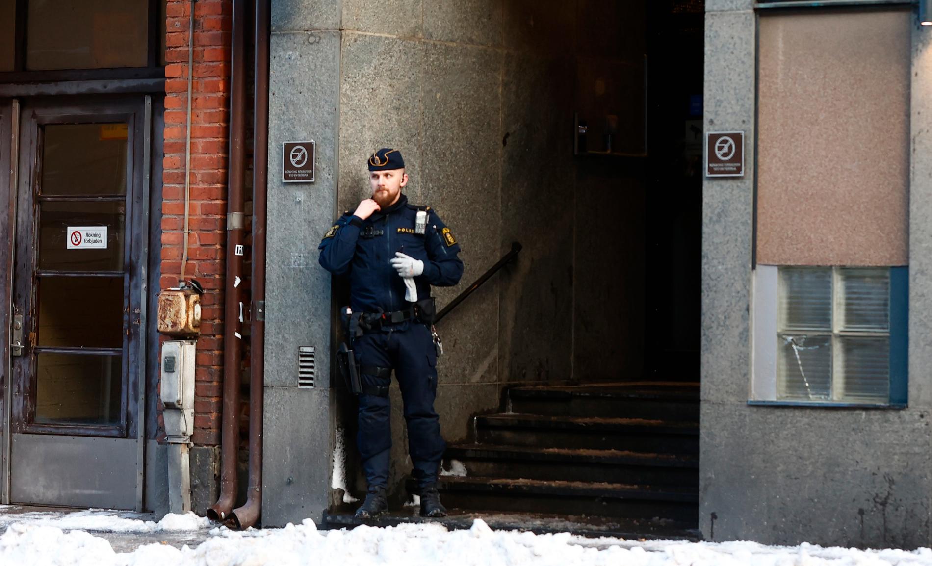 Polis på plats utanför hotellet i centrala Göteborg.
