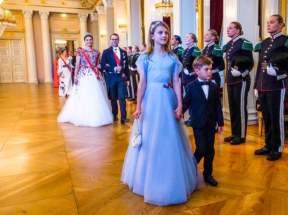 Prinsessan Estelle och prins Oscar gick hand i hand när de gjorde entré på slottet i Oslo. Prinsessan Ingrid Alexandra firade sin 18-årsdag med en galamiddag. 