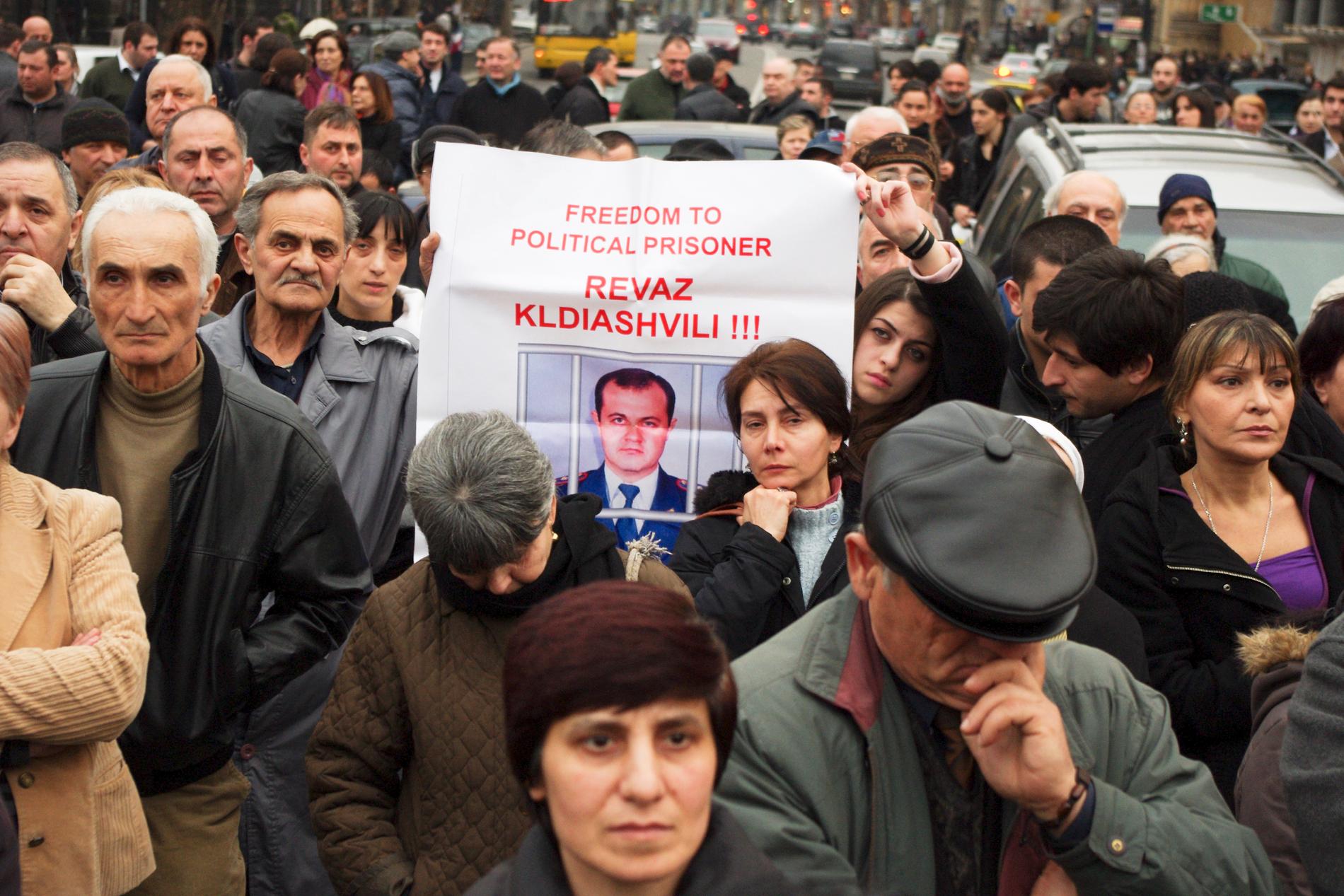På bilden från Tbilisi i Georgien i mars 2011 syns människor demonstrera mot president Saakasjvili, som de menade gjorde landet till en polisstat.