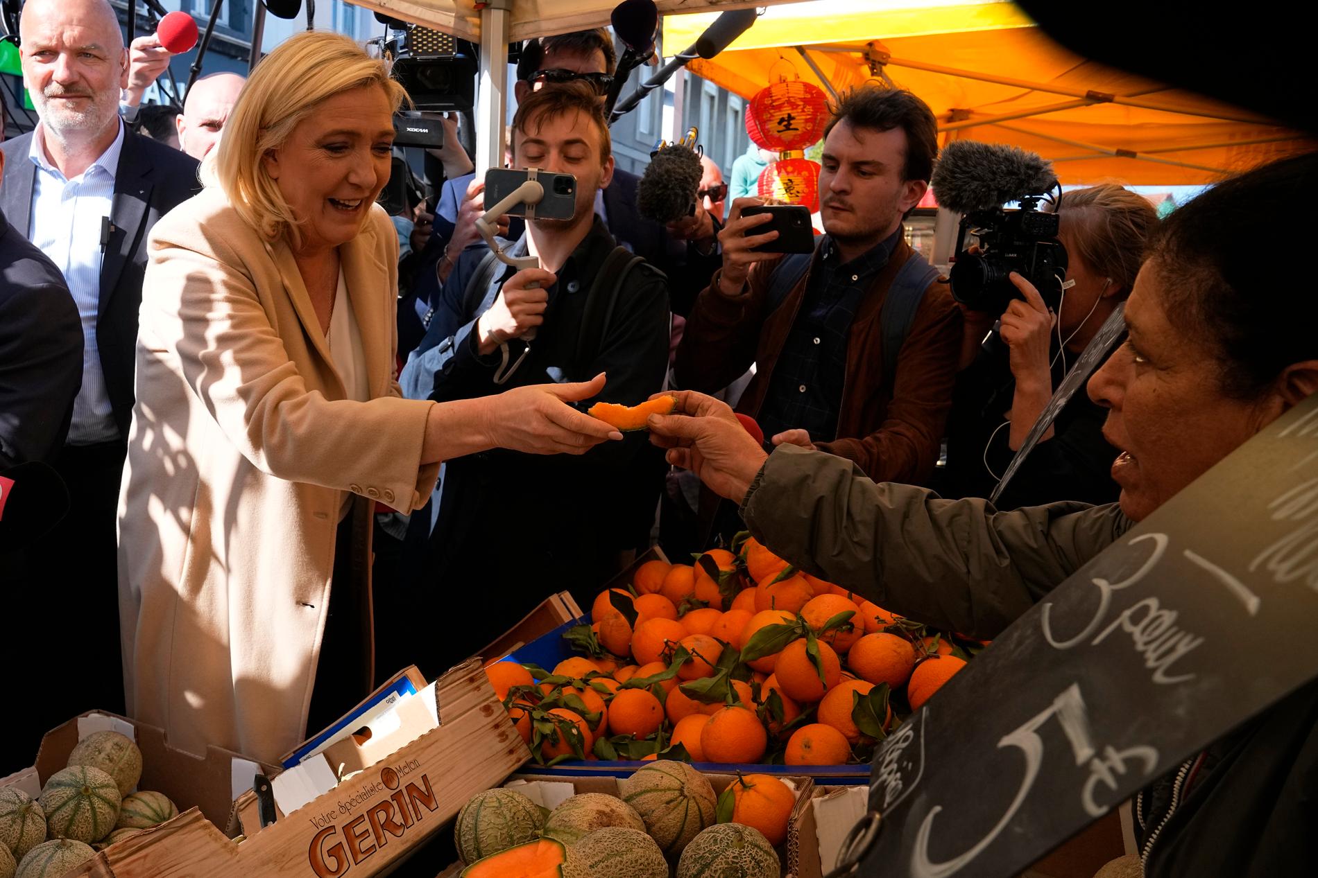 Macrons motståndare Marine Le Pen smakade på en melon i norra Frankrike i fredags. 