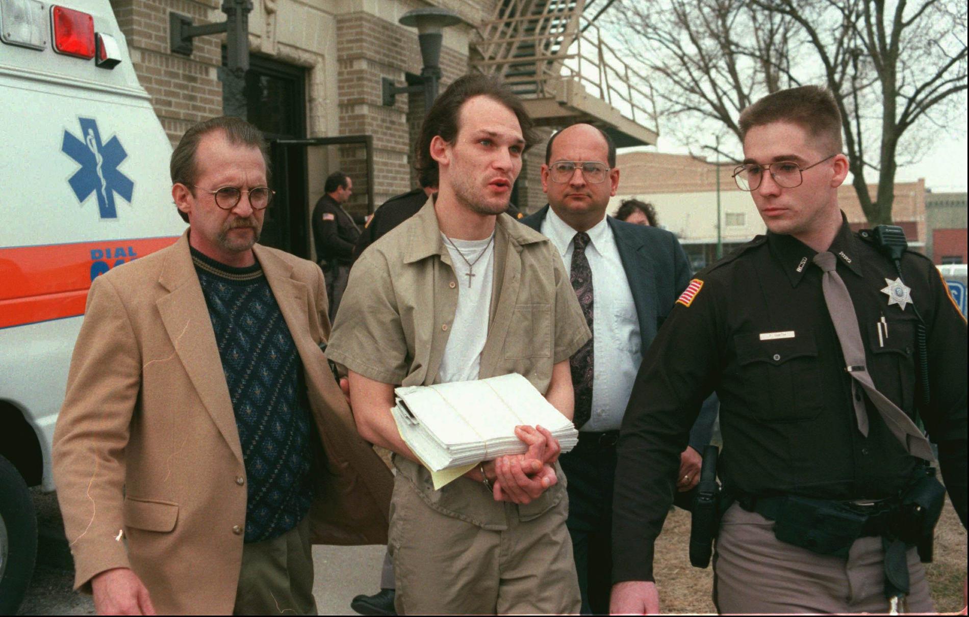 John Lotter utförde morden som blev filmen "Boys don't cry". Här förs han ut från domstolen efter att ha fått dödsdomen den 21 februari 1996.