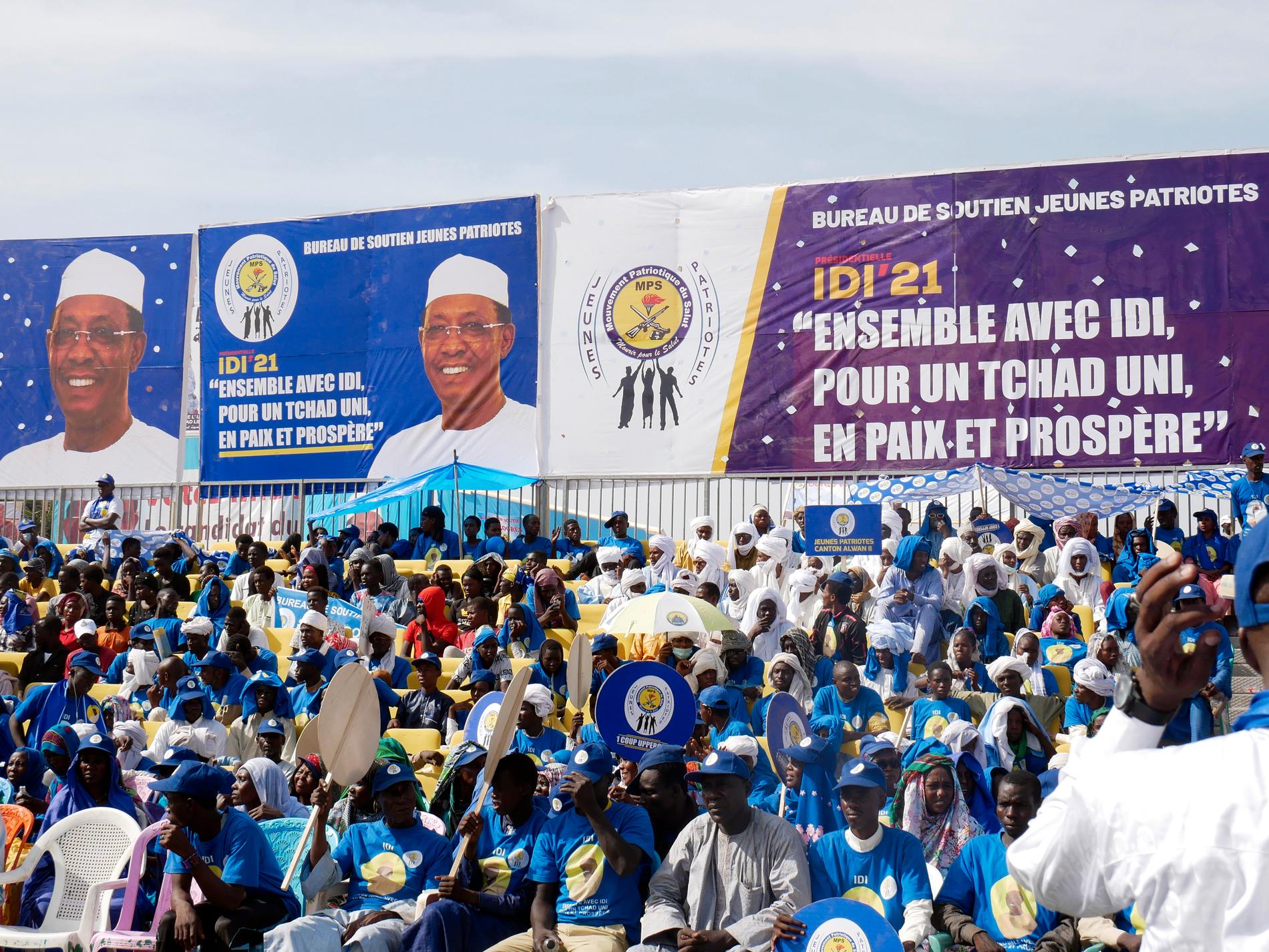 President Idriss Débys ansikte pryder plakat vid ett kampanjmöte i huvudstaden N'djamena.
