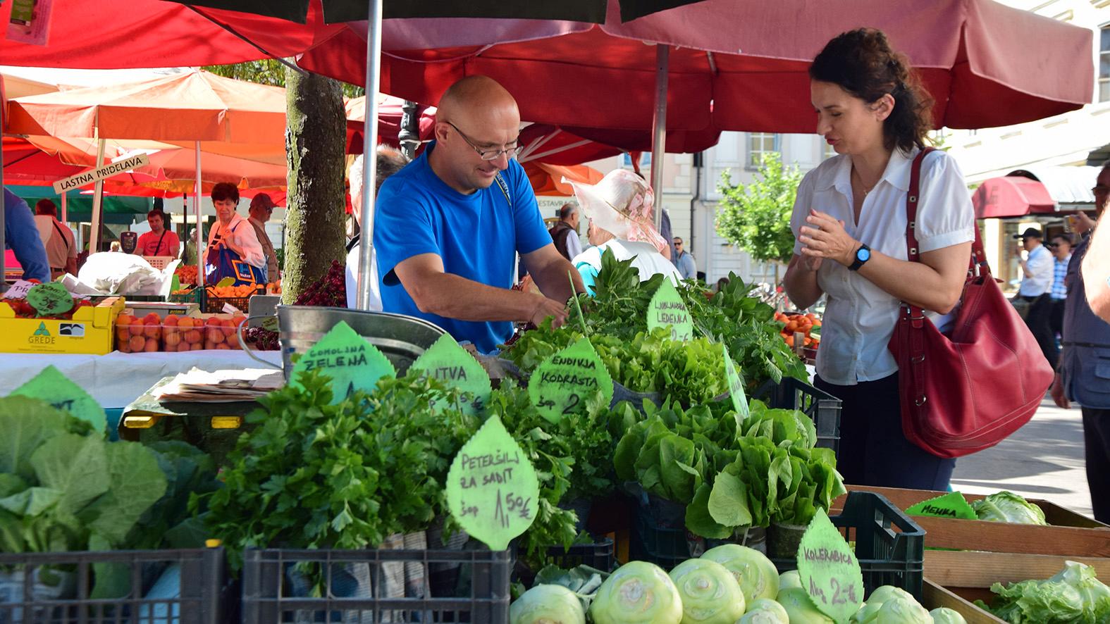 Grönsaksmarknad i Ljubljana ur serien ”Balkans metropoler”.