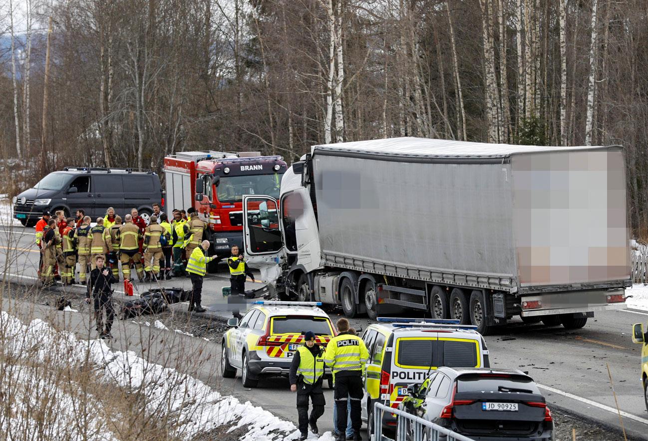 Tre personer dog i trafikolyckan. Norsk polis befarar att de döda är svenskar. 