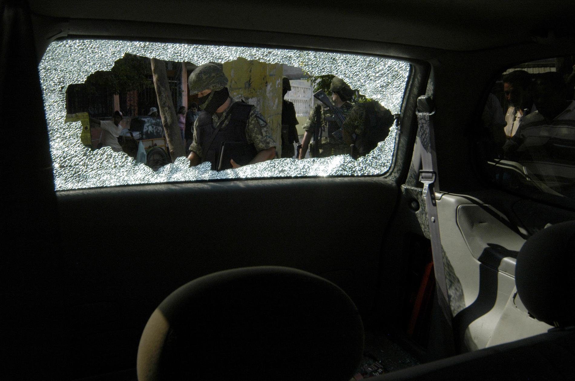 En bil med sönderskjuten bakruta efter en skottlossning i Acapulco, Mexico. Rädsla för våld och kidnappningar har lett till en ökad försäljning av skottsäkra bilar. Arkivbild.