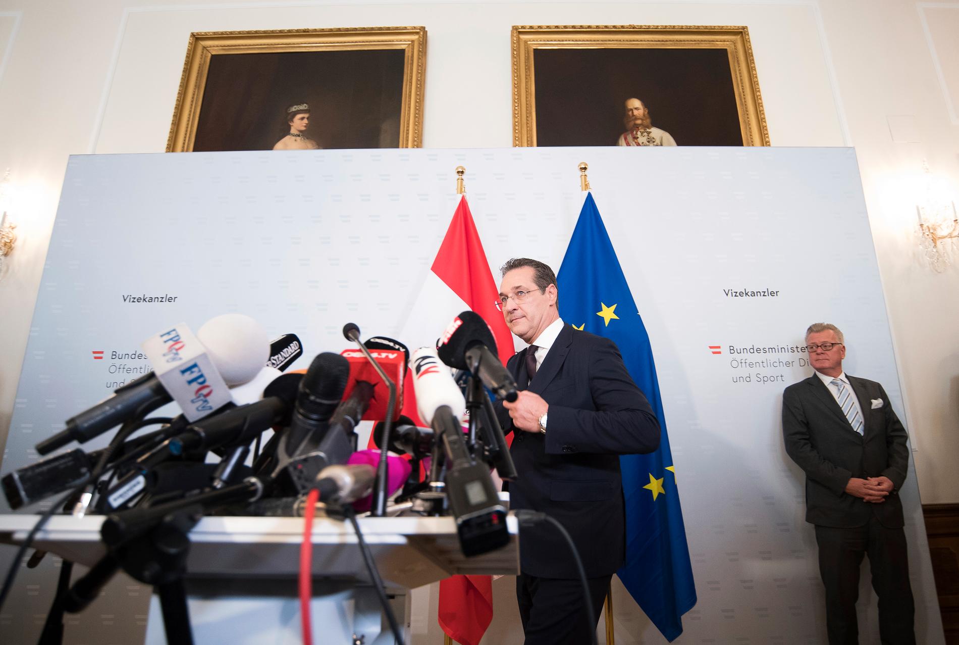 Heinz-Christian Strache anländer till presskonferensen där han meddelade att han avgår som vice förbundskansler och FPÖ:s ledare. Arkivbild.