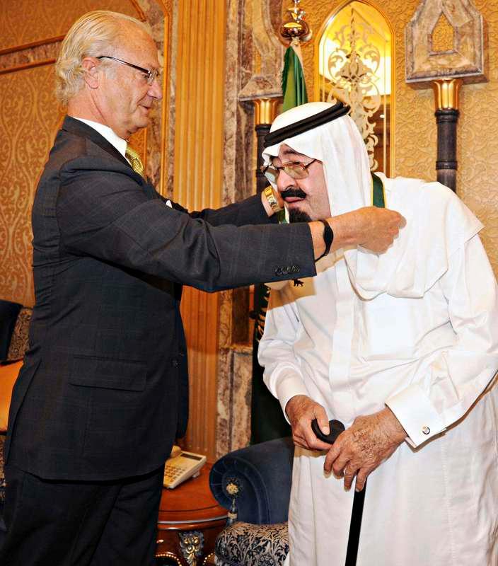 Här hyllar kung Carl XVI Gustaf Saudiarabiens kung Abdullah med förtjänsttecknet Bronsvargen.