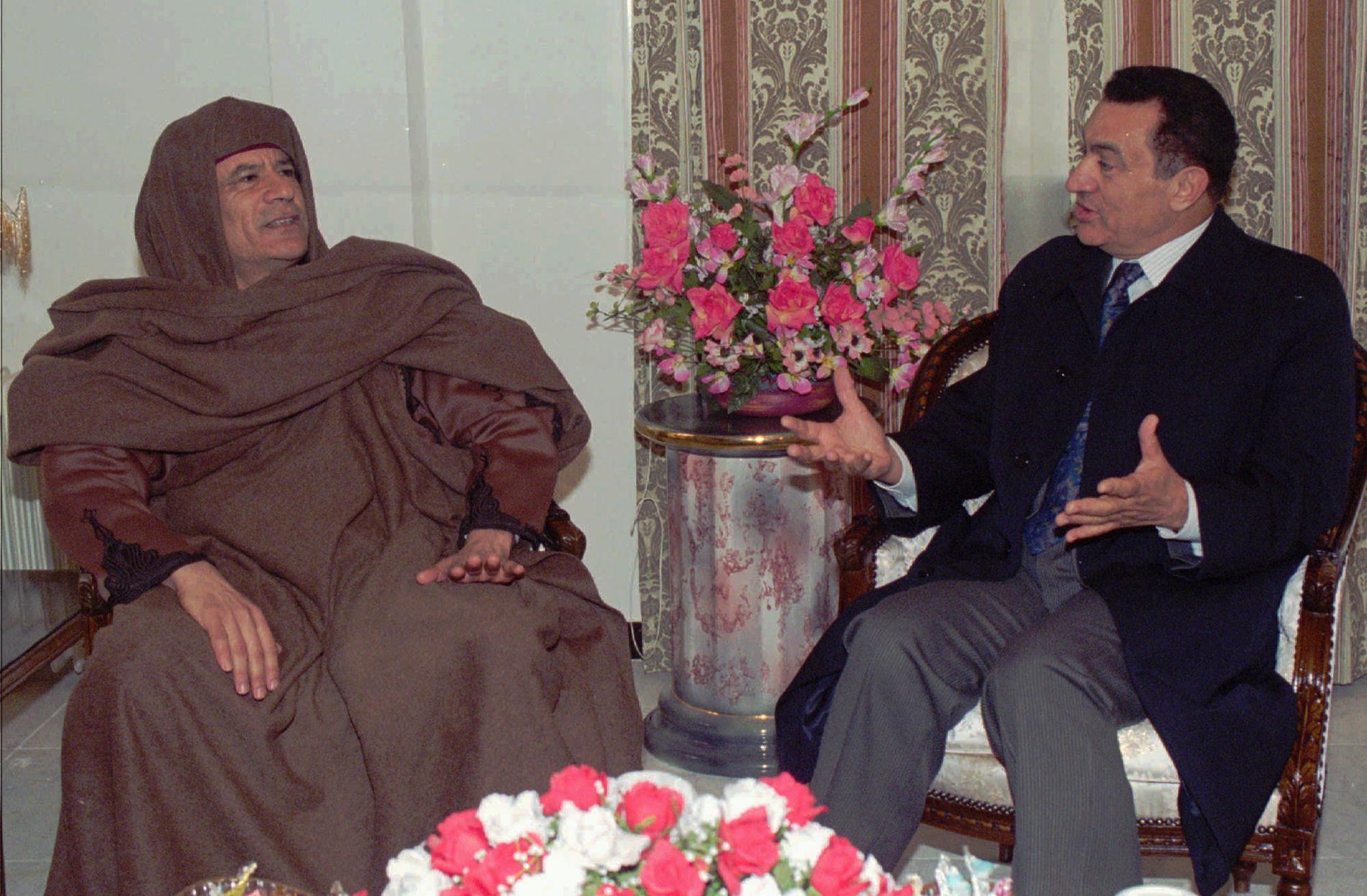 Egyptens dåvarande president Hosni Mubarak besöker Gaddafi i Libyen 1996.