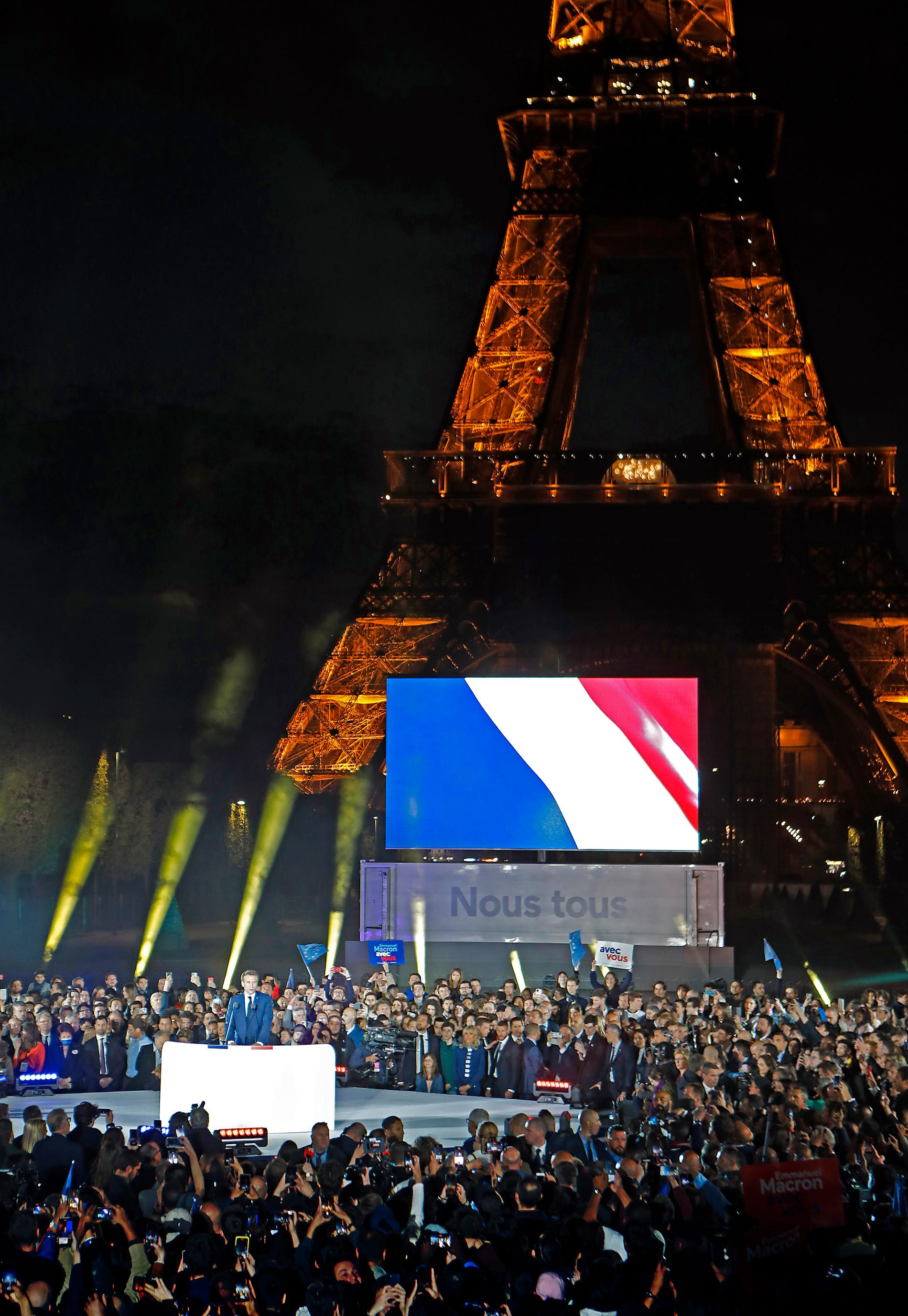 Macron höll segertalet vid det upplysta Eiffeltornet, där många anhängare hade samlats.